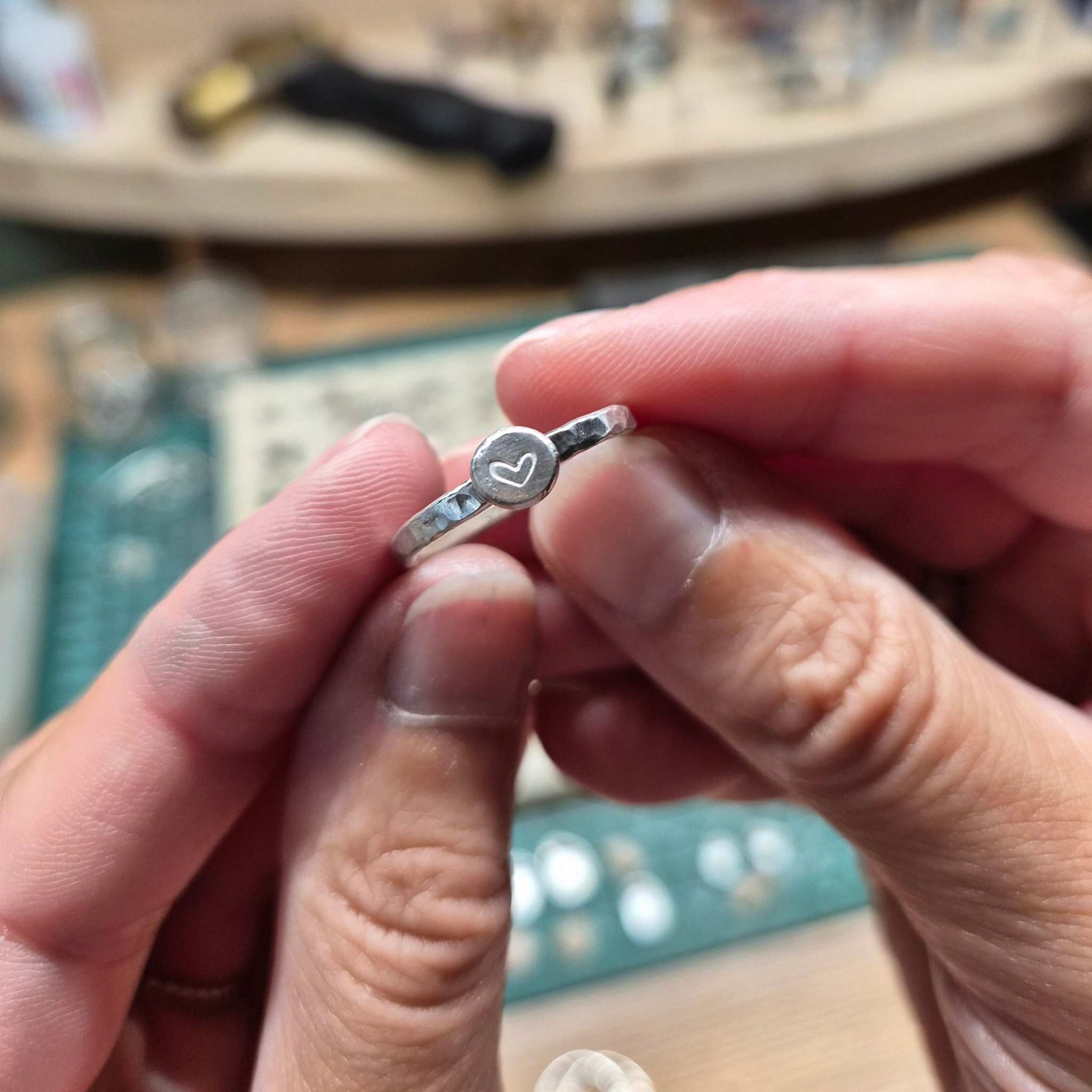 Schmuck mit Prägung pflegen: So bleibt die Prägung scharf und das Silber glänzend Andressa Schmuck Ruegen