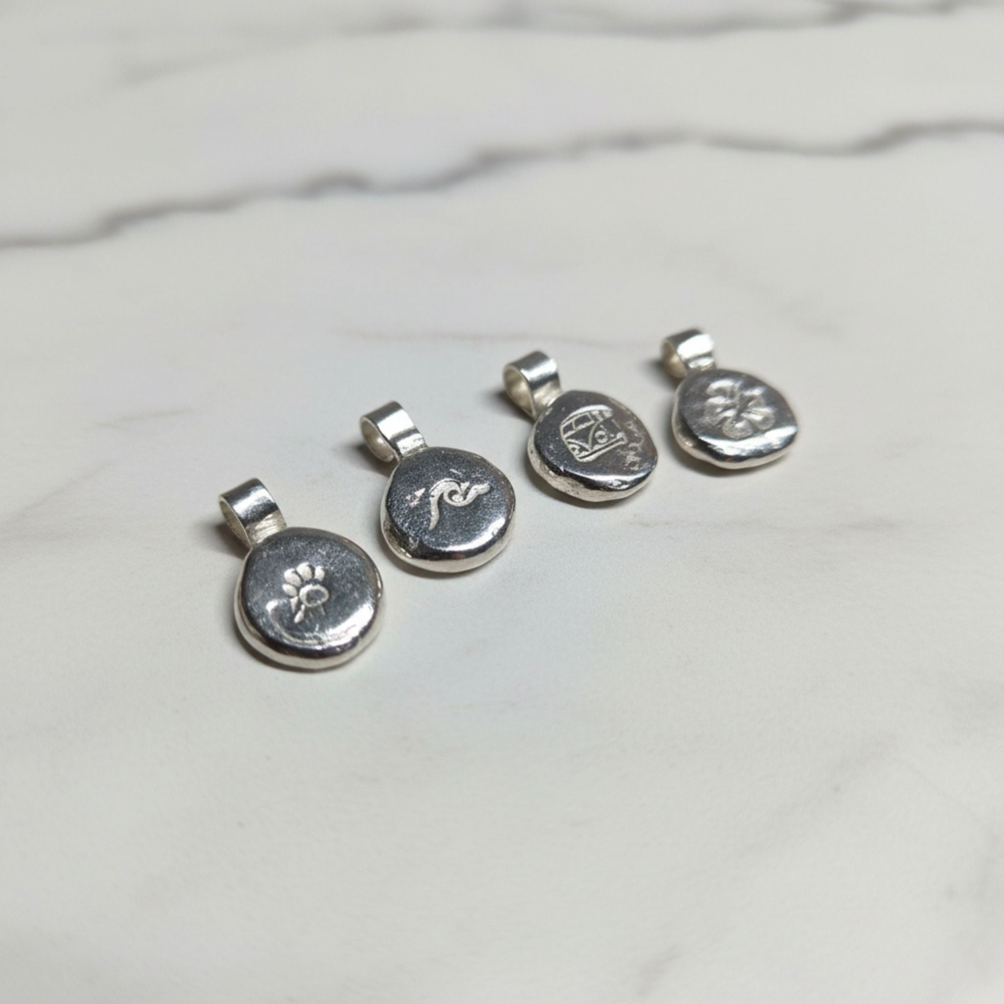 Welches Symbol passt zu mir 5 Symbole und ihre Bedeutung andressa schmuck herz Stern unedlichkeitszeichen pfote welle camper hibiskusblüte kettenanhänger recyceltes silber