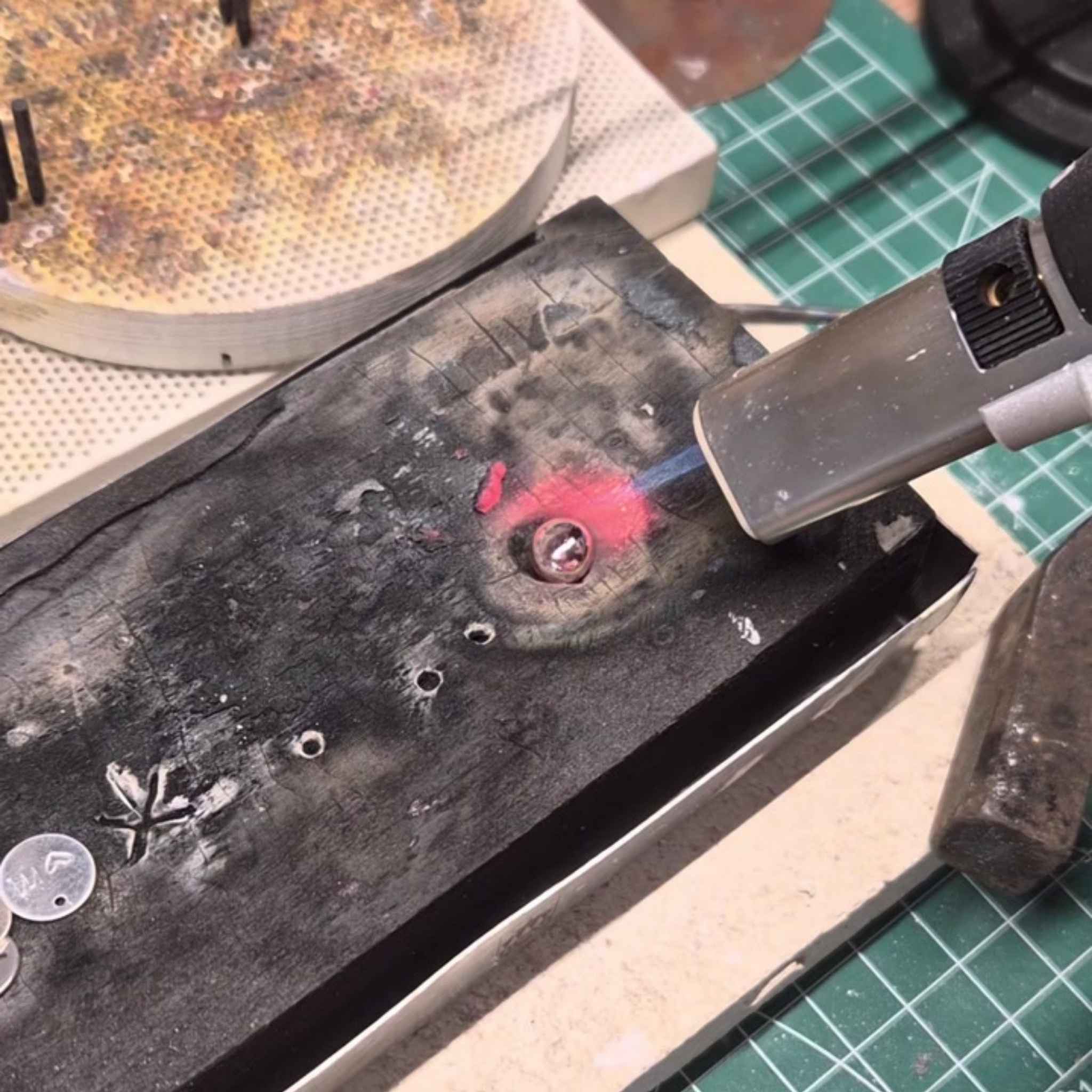 Silber einschmelzen und selbst formen: Was handgeschmiedeter Schmuck bedeutet - Andressa Schmuck Rügen