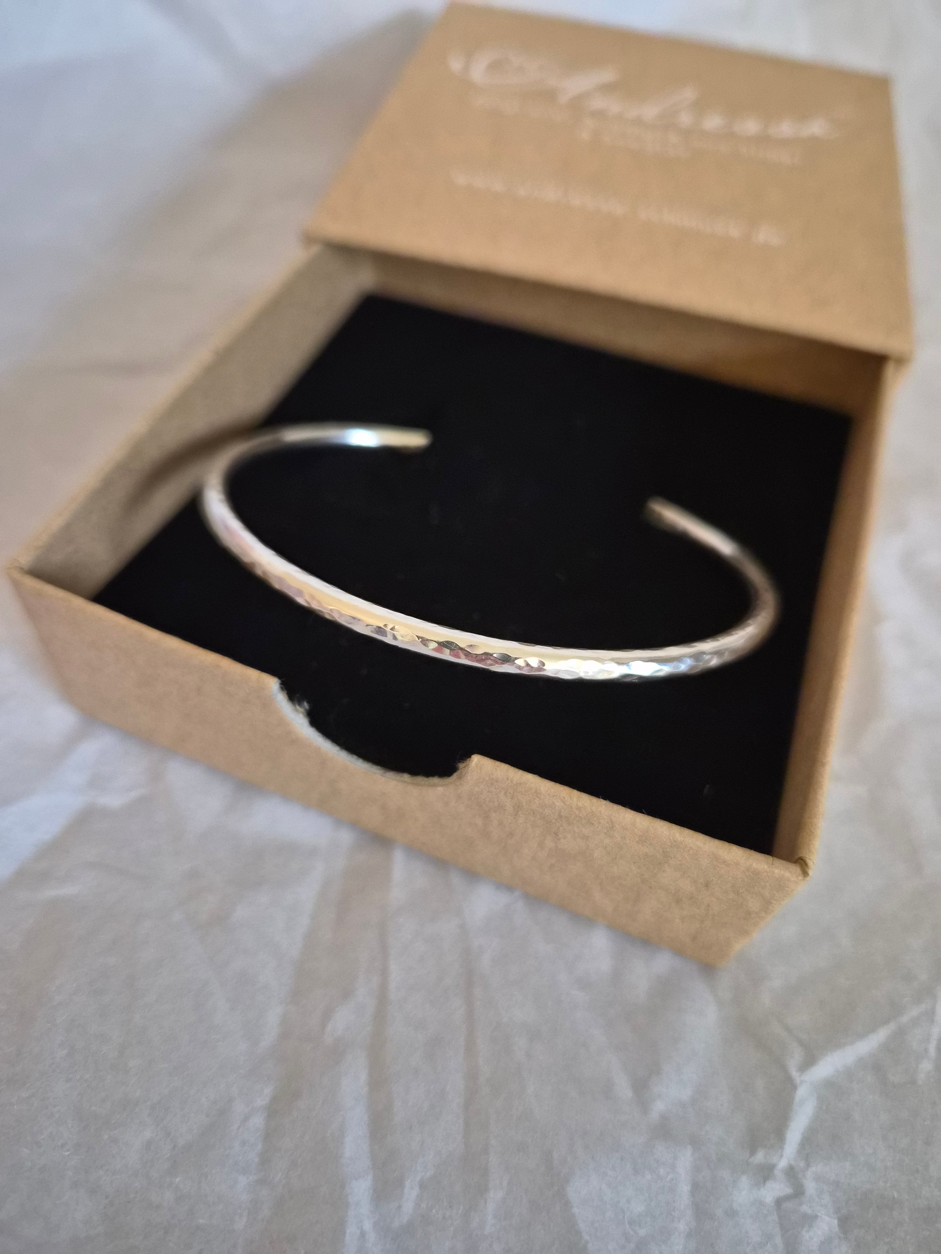 Limitierter Armreif aus recyceltem Silber - Sichere dir jetzt einen der ersten 4 Stück! ✨