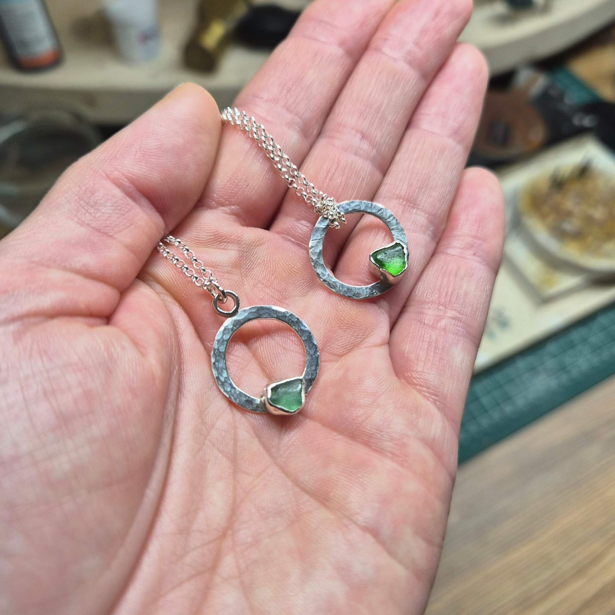 Anhänger mit gehämmertem Kreis und strahlendem Seeglas – Handgefertigter Meeres-Schmuck