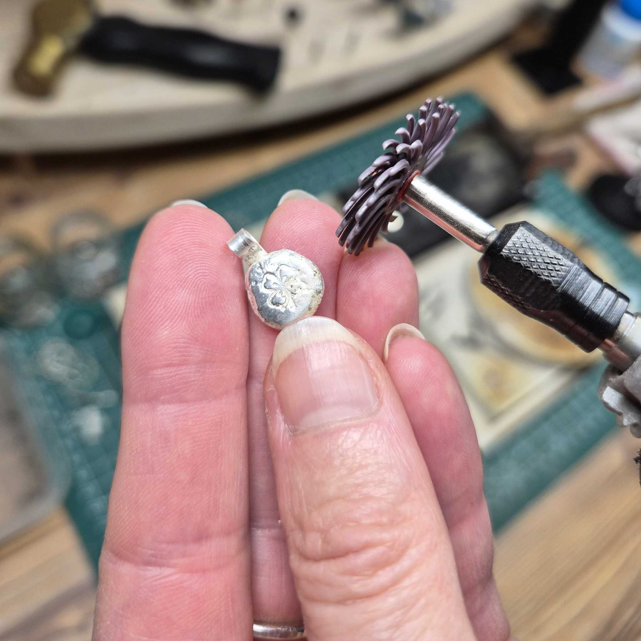 Kette mit Symbol Silber | Pfote Welle Camper Hibiskus | Handgeschmiedet von Rügen