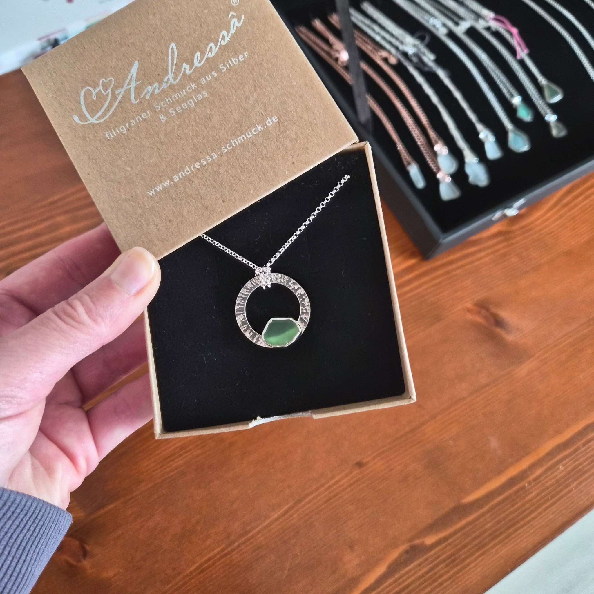 Anhänger mit gehämmertem Kreis und strahlendem Seeglas – Handgefertigter Meeres-Schmuck