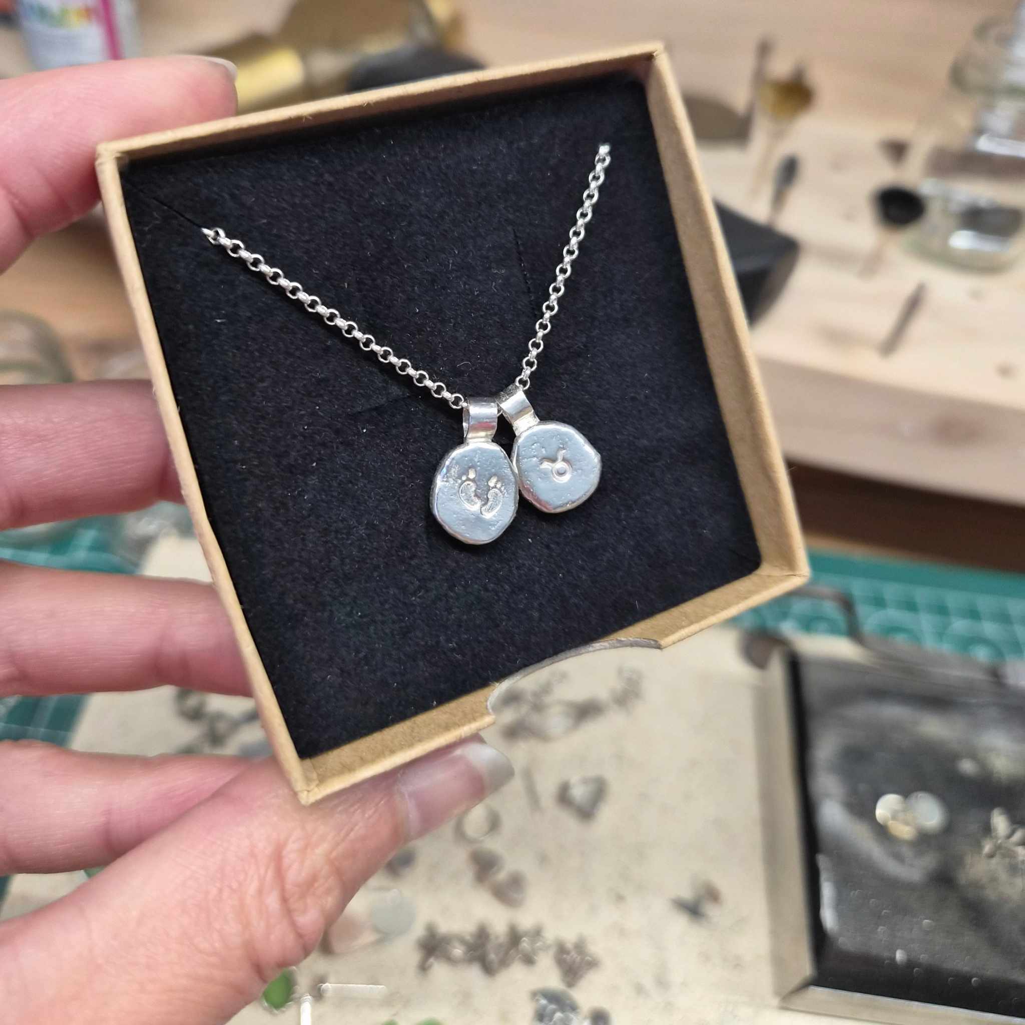 Babyfüße Kette mit Sternzeichen Handgeschmiedet 925 Silber Geschenk zur Geburt personalisiert andressa schmuck ruegen