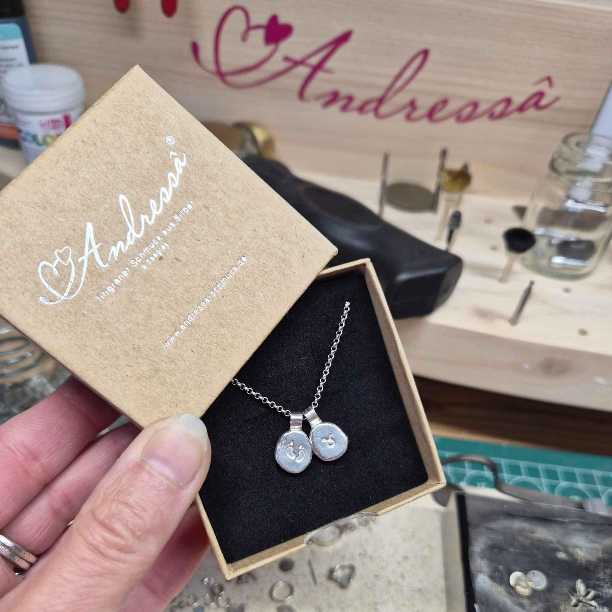 Babyfüße Kette mit Sternzeichen Handgeschmiedet 925 Silber Geschenk zur Geburt personalisiert andressa schmuck ruegen