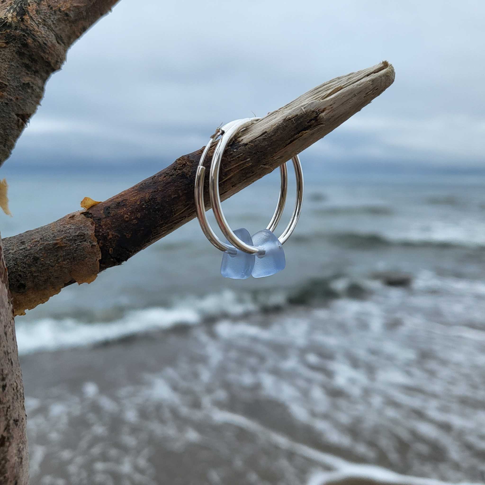 Federleichte Silber Creolen mit Seeglas - perfekt für den Alltag und die nächste Strandparty