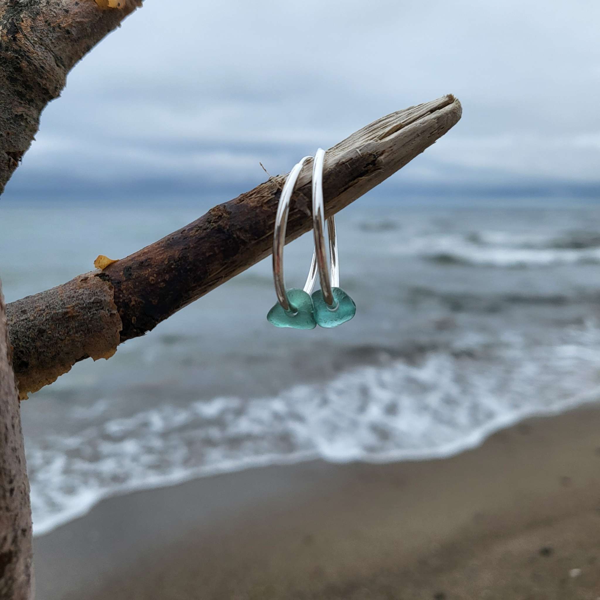 Federleichte Silber Creolen mit Seeglas - perfekt für den Alltag und die nächste Strandparty