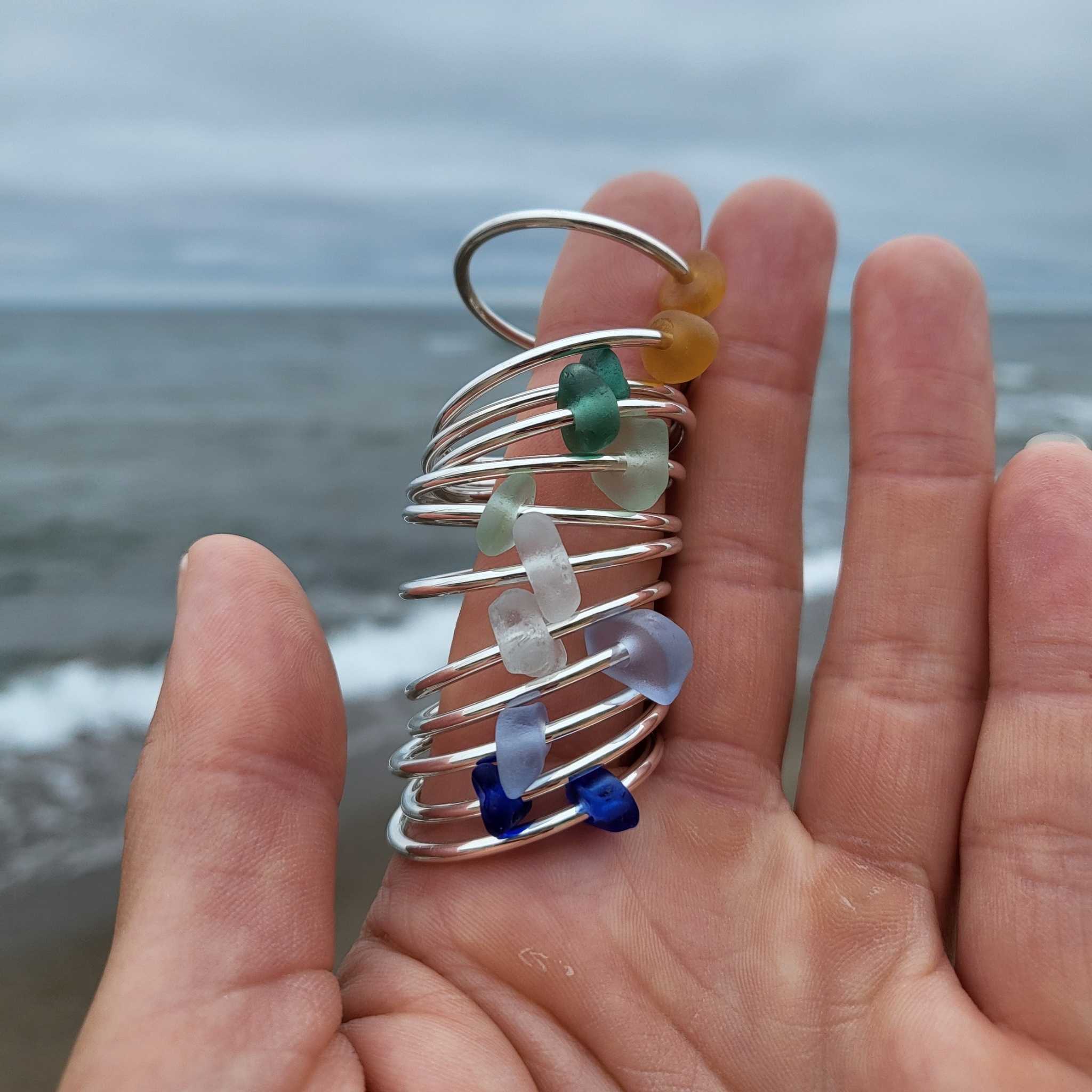 Federleichte Silber Creolen mit Seeglas - perfekt für den Alltag und die nächste Strandparty