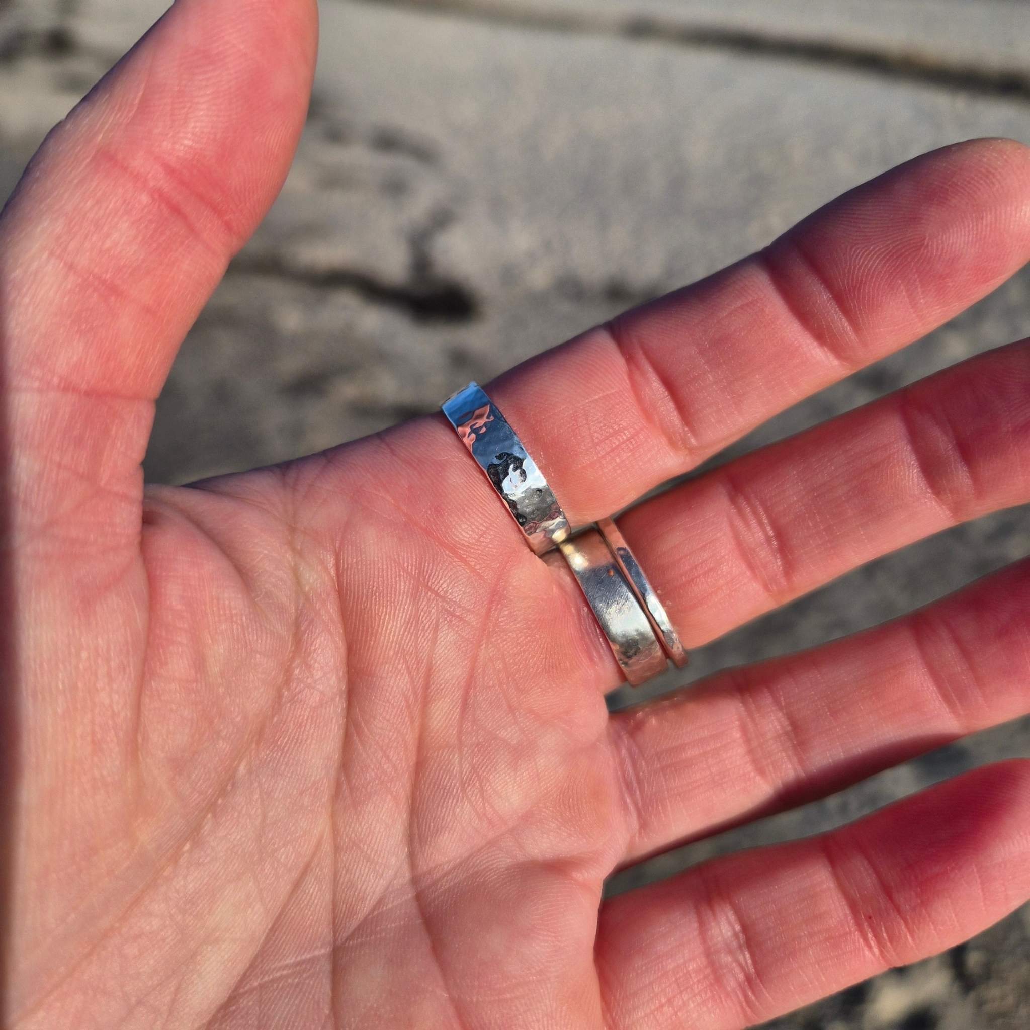 Muschel Ring Handgefertigt mit Hammerschlag & grünem Seeglas - Unikat