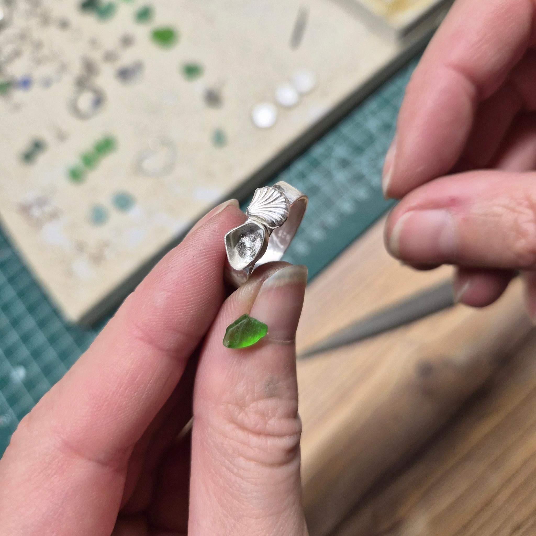 Muschel Ring Handgefertigt mit Hammerschlag & grünem Seeglas - Unikat