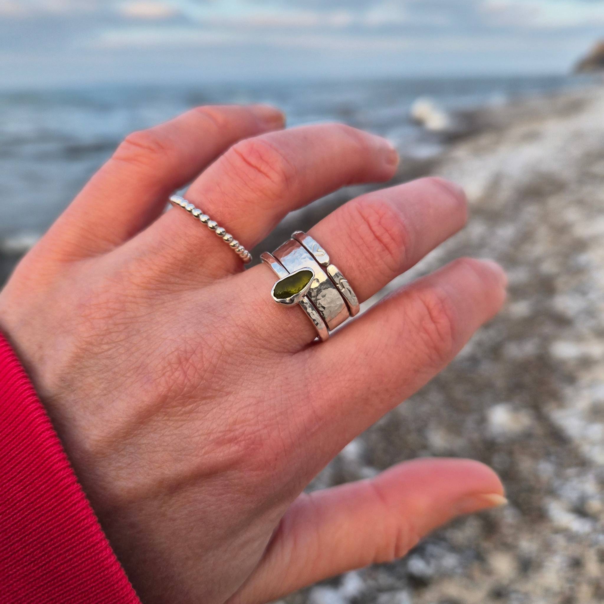 schmaler Seeglas Ring von Rügen - Handgeschmiedet und nachhaltig aus recyceltem 935 Sterling Silber