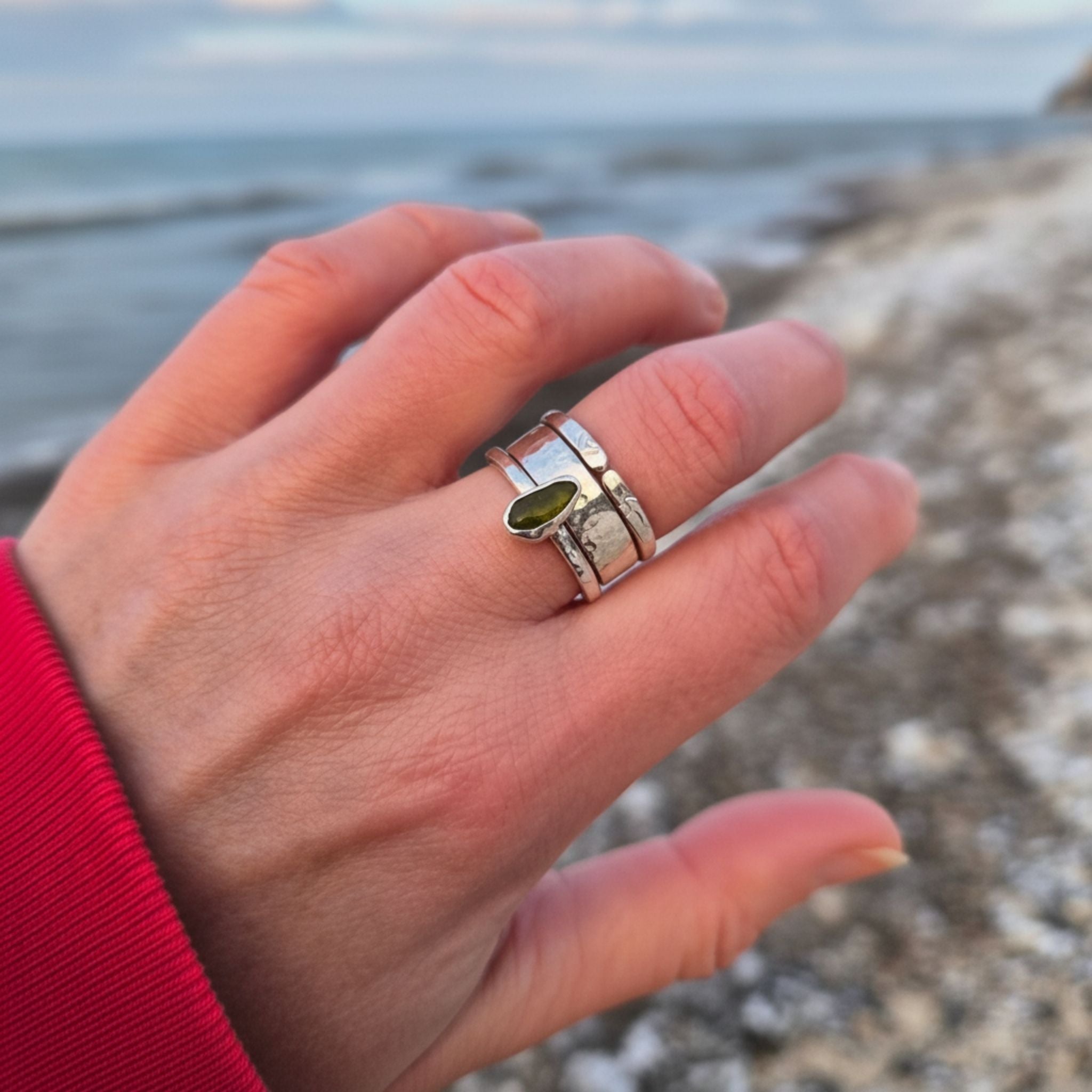 schmaler Seeglas Ring von Rügen - Handgeschmiedet und nachhaltig aus recyceltem 935 Sterling Silber