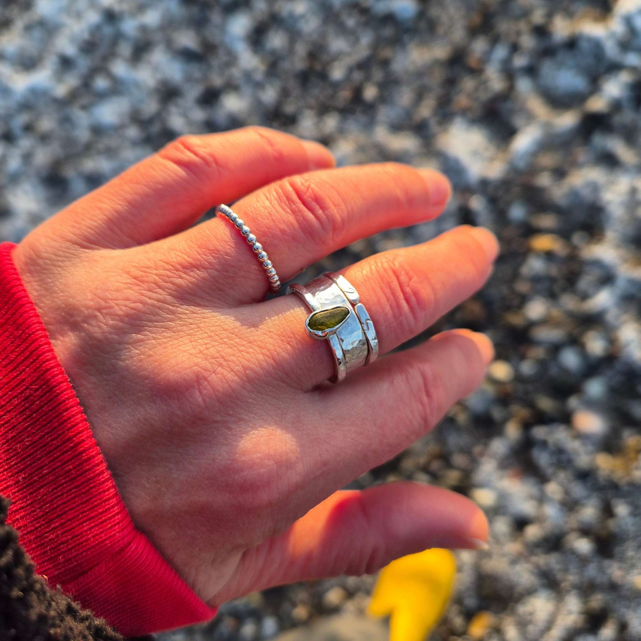 schmaler Seeglas Ring von Rügen - Handgeschmiedet und nachhaltig aus recyceltem 935 Sterling Silber