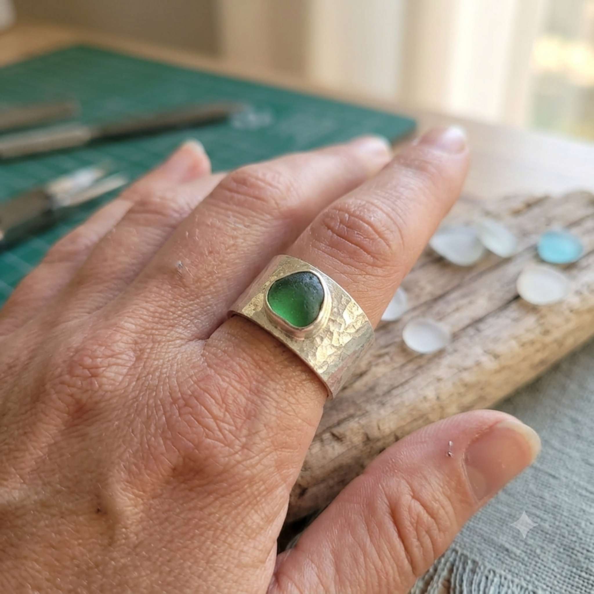 Seeglas Ring Bandring · Hammerschlag · türkises Seeglas, personalisierbar