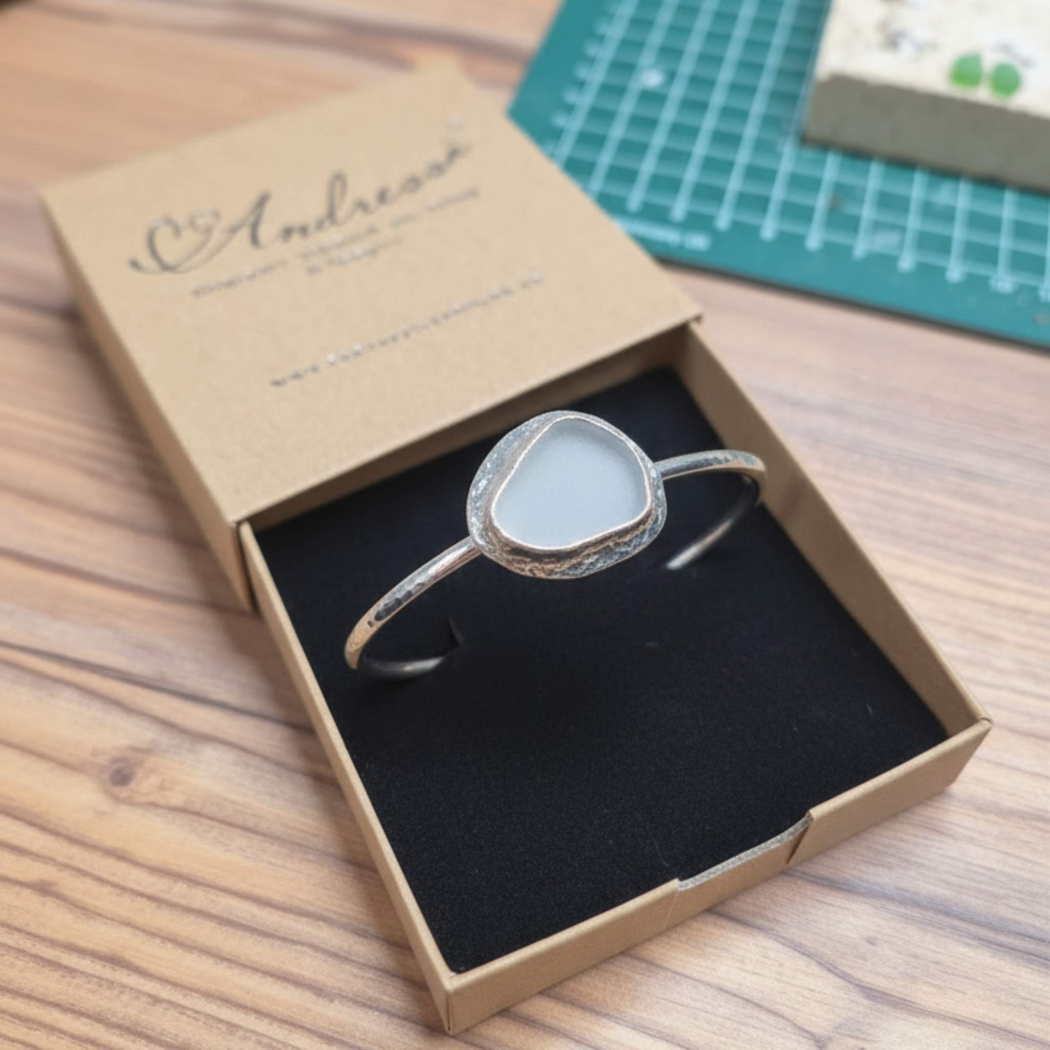 Seeglas Armreif handgeschmiedet | 935er Recycling Silber | echtes Seeglas von Rügen