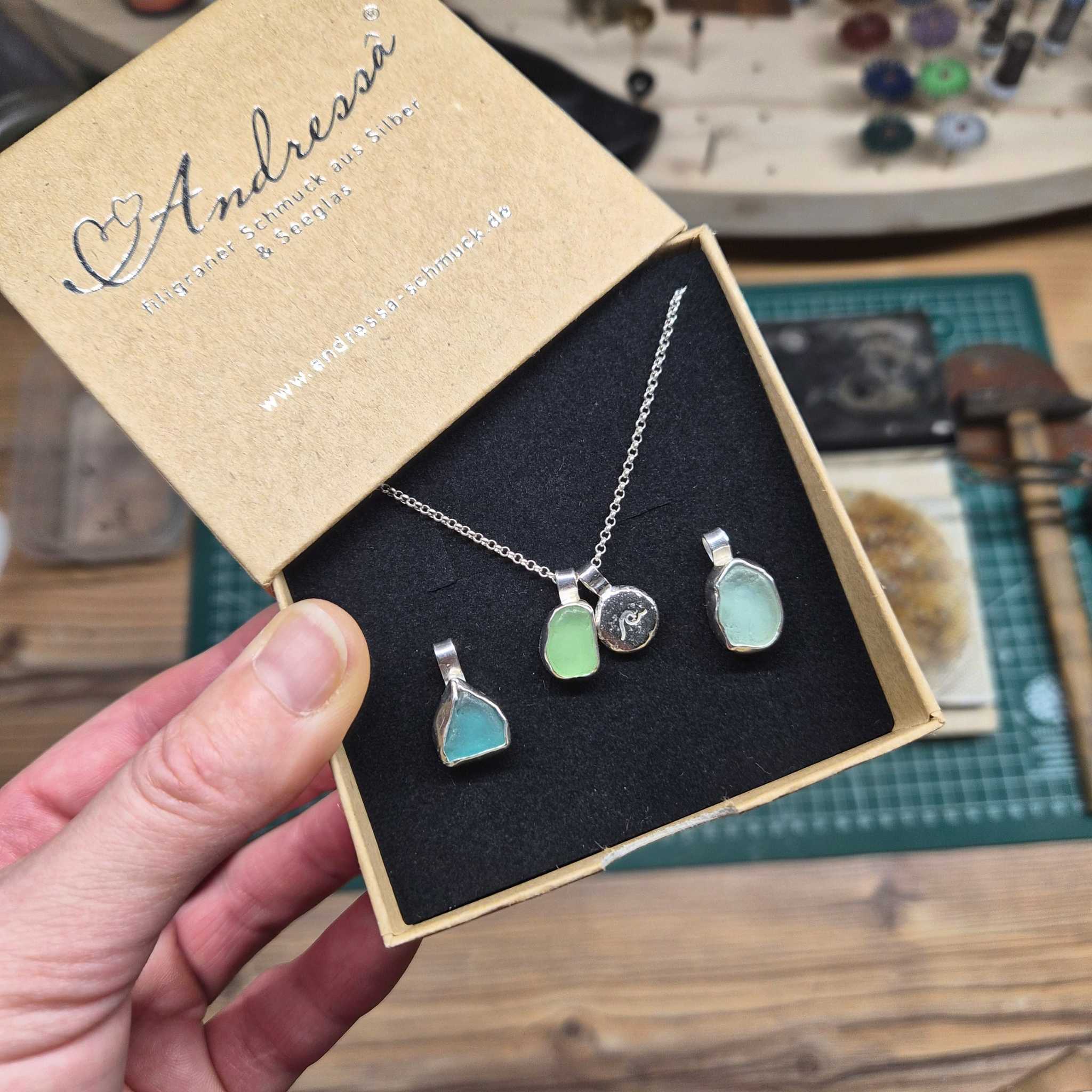 Seeglas Kette · Symbol-Anhänger · Naturfarben Grün, Aqua, Türkis