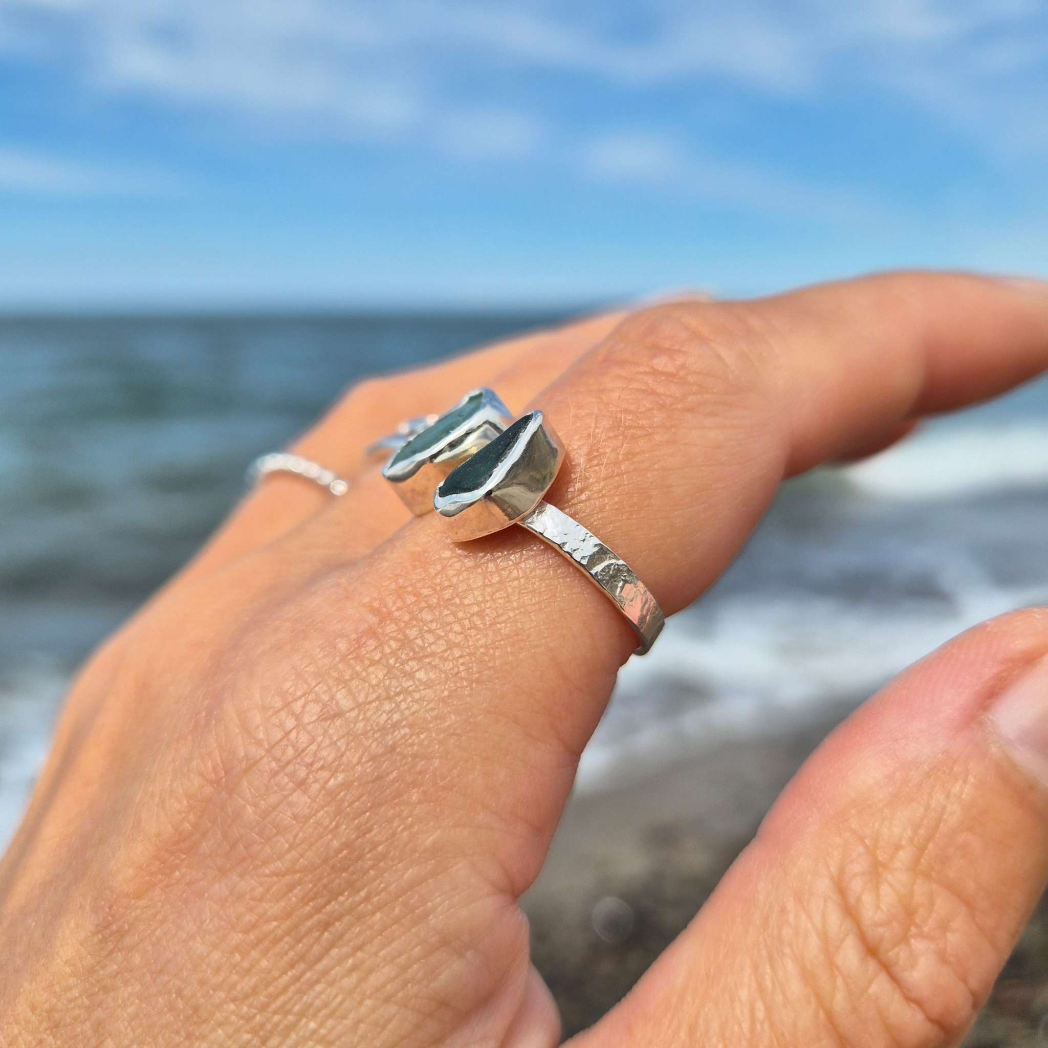 Seeglas Ring Duo · Handgeschmiedet 935 Silber · Zwei Seeglasstücke von Rügen