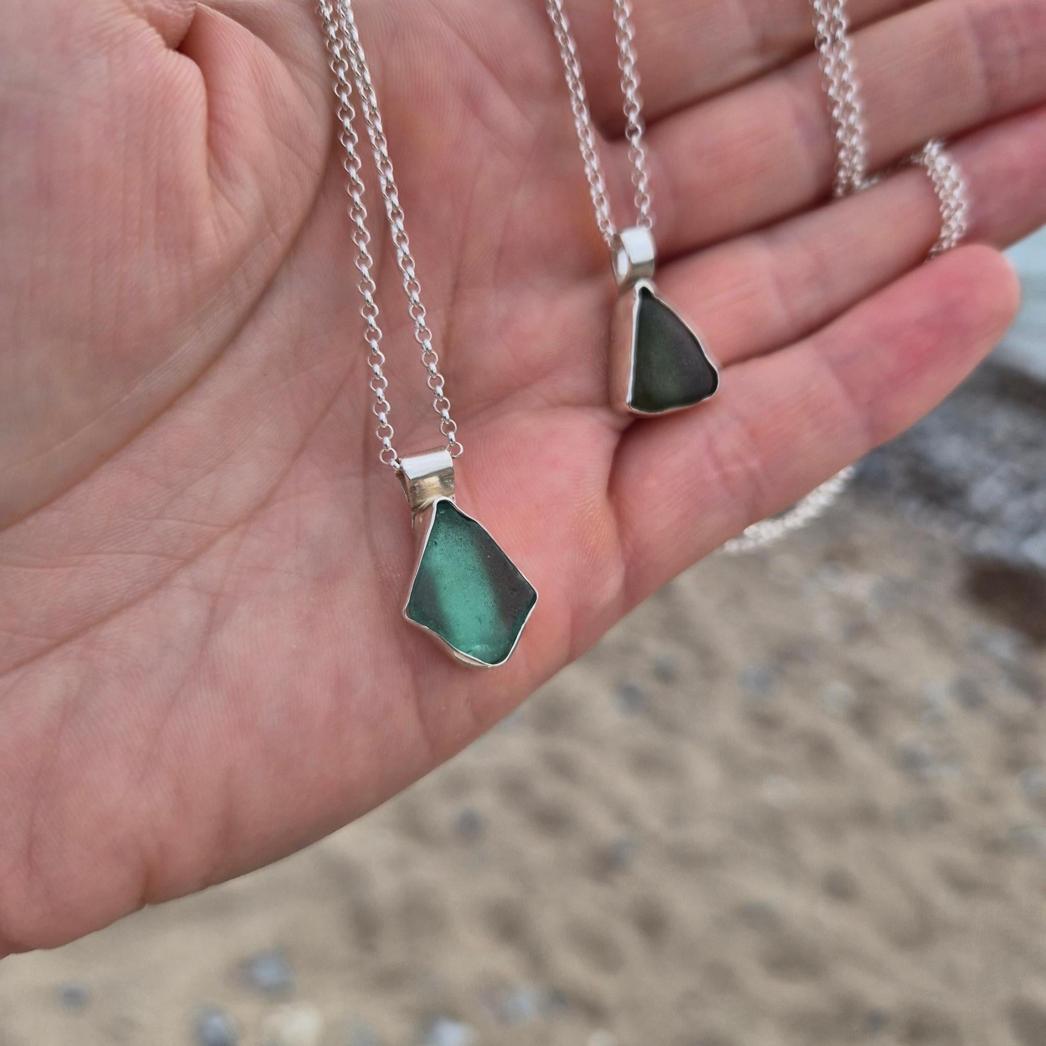 Seeglaskette Aquamarin Olivgrün geschmiedet auf Rügen Silber Ostsee