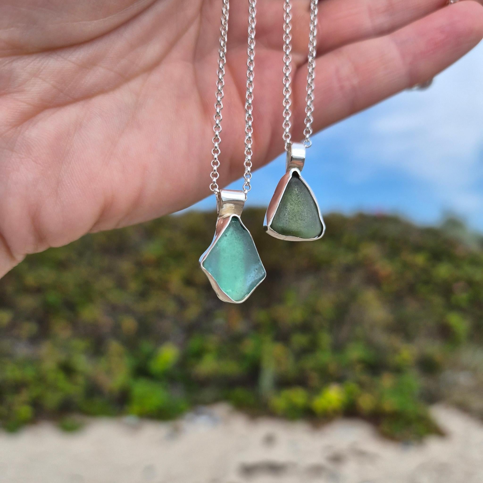 Seeglaskette Aquamarin Olivgrün geschmiedet auf Rügen Silber Ostsee