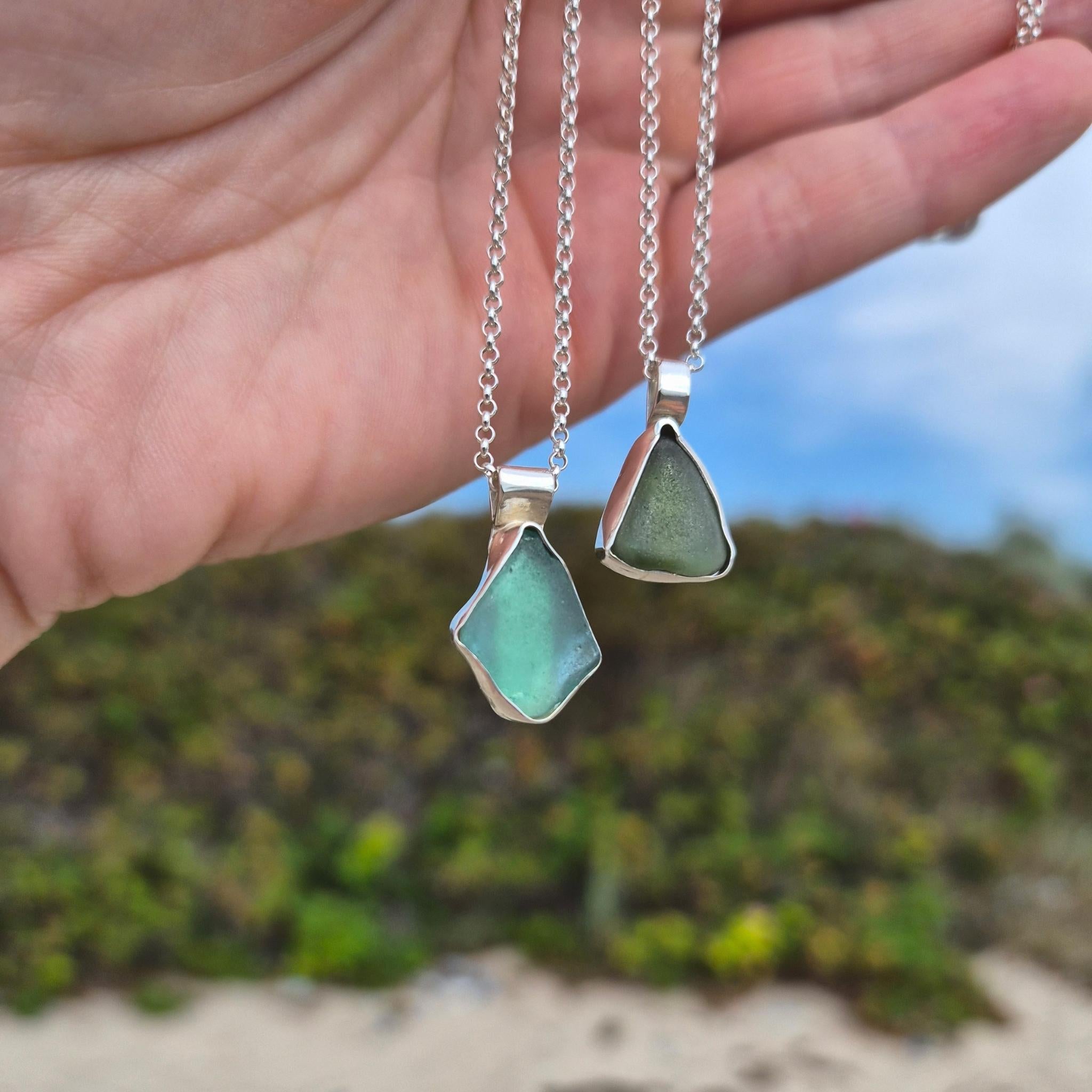 Seeglaskette Aquamarin Olivgrün geschmiedet auf Rügen Silber Ostsee