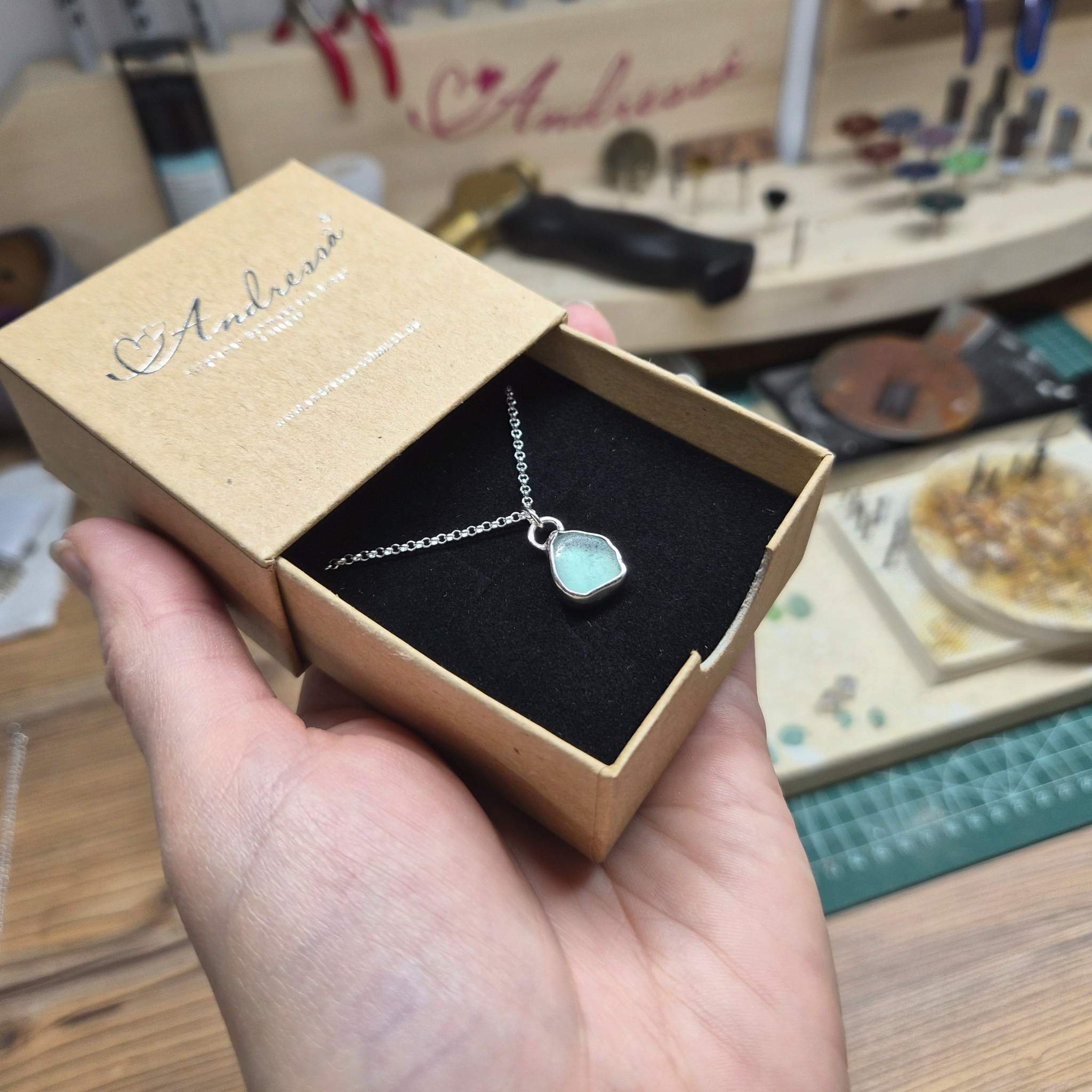 Einzigartige Seeglas-Ketten in strahlendem Türkis - Silberketten mit echtem Seeglas von Rügen