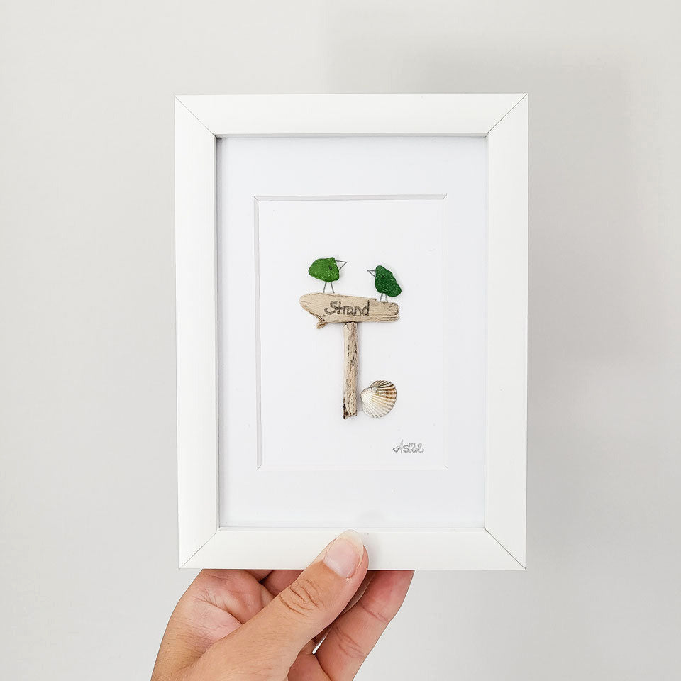 Seeglasbild Strand / Beach Schild - mit Treibholz, Muscheln und echtem Seeglas aus der Ostsee