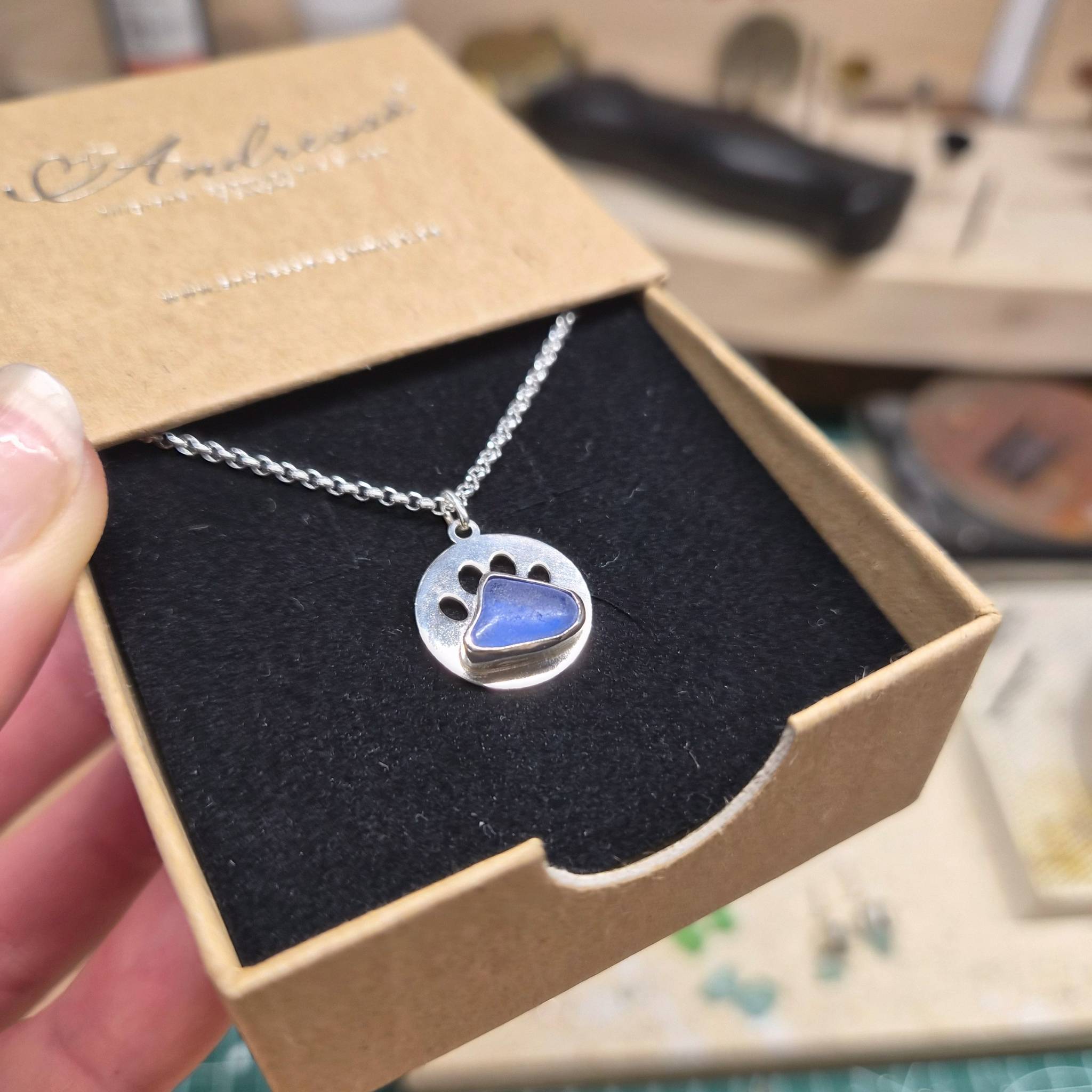 Pfoten-Anhänger aus Silber mit braunem Seeglas - Für Tierliebhaber, die das Meer und ihre Fellnasen lieben!