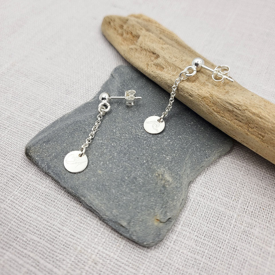 Ohrstecker mit einer kleinen Kugel und einem schwingenden Plättchen 925 Silber / Namensschmuck