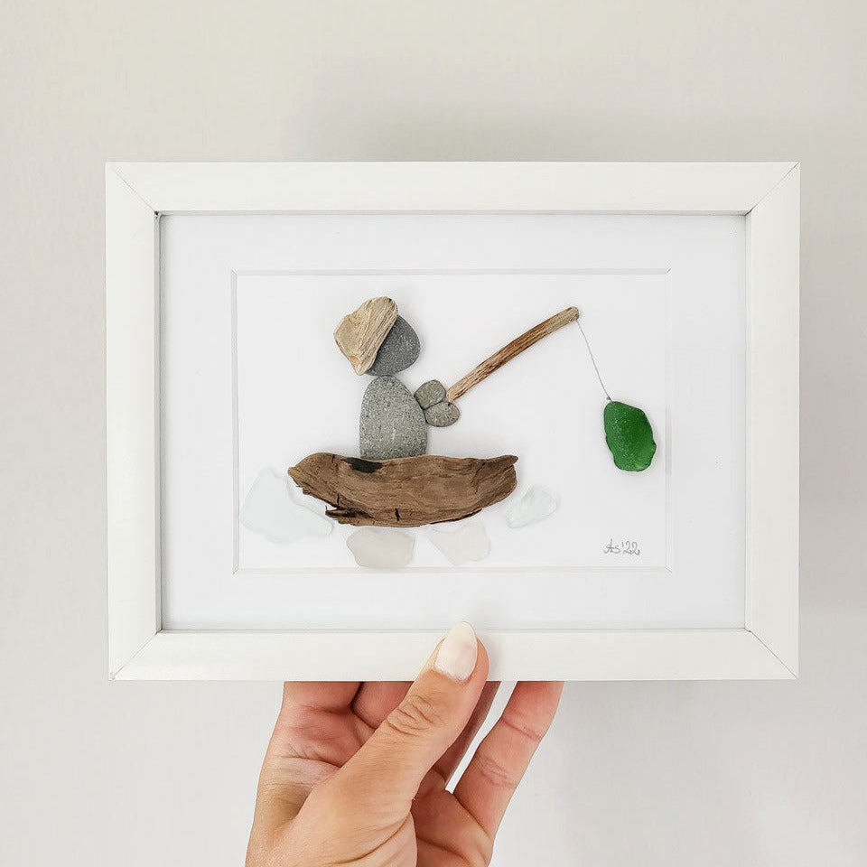 Seeglasbild Angler - mit Treibholz, Steinen und echtem Seeglas aus der Ostsee