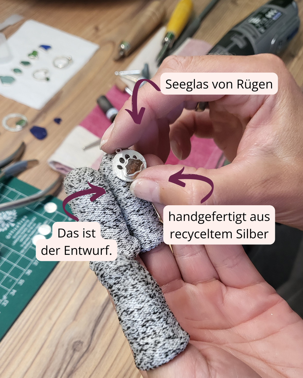 Pfoten-Anhänger aus Silber mit braunem Seeglas - Für Tierliebhaber, die das Meer und ihre Fellnasen lieben!