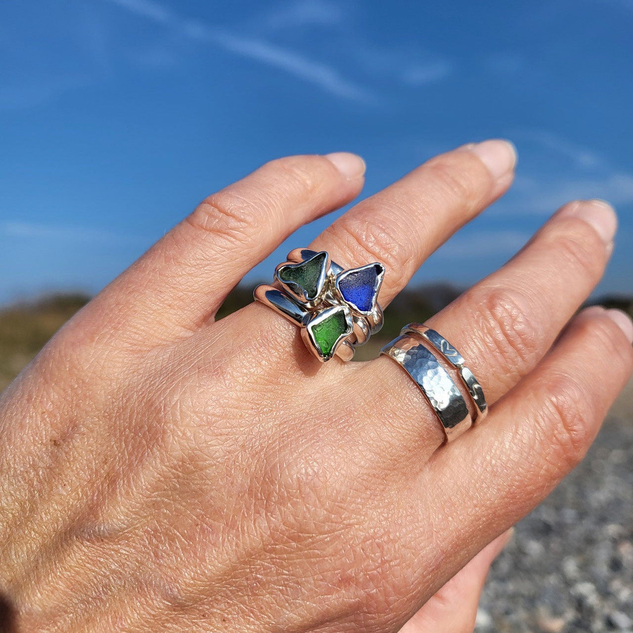 Zarter Silberring mit echtem Seeglas in strahlendem olivegrün - Handgefertigter Unikatschmuck aus 925 Sterling Silber