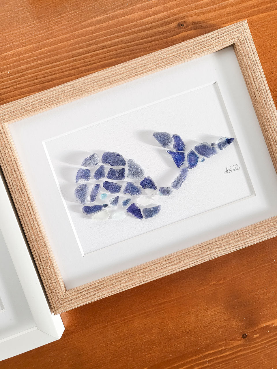 Seeglasbild batik Wal "Wählii" - mit echtem Seeglas aus der Ostsee, das gefärbt worden ist