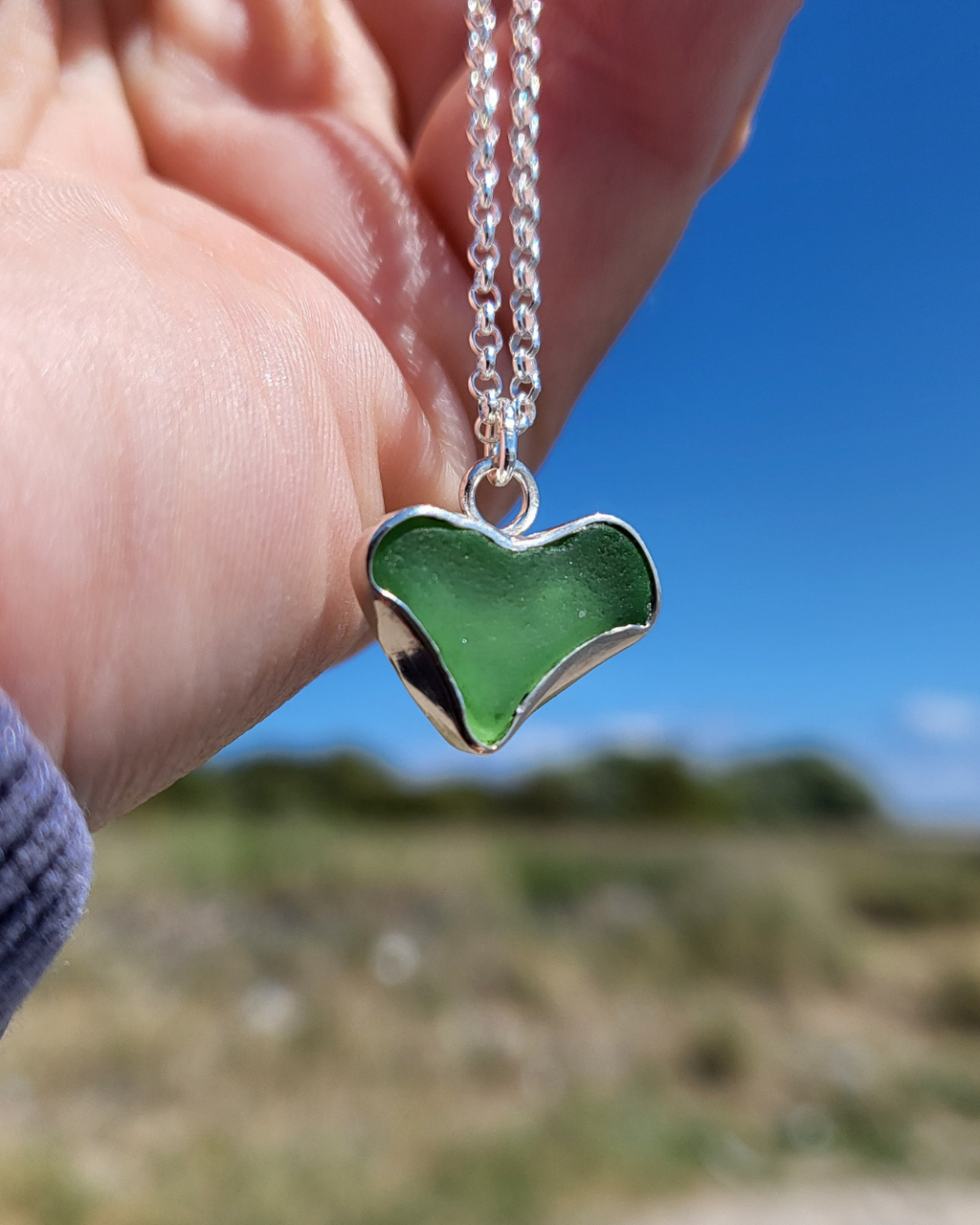 Einzigartige Seeglas-Herz-Kette mit leuchtend grünem Glas - ein Stück Küstenliebe nur für dich!