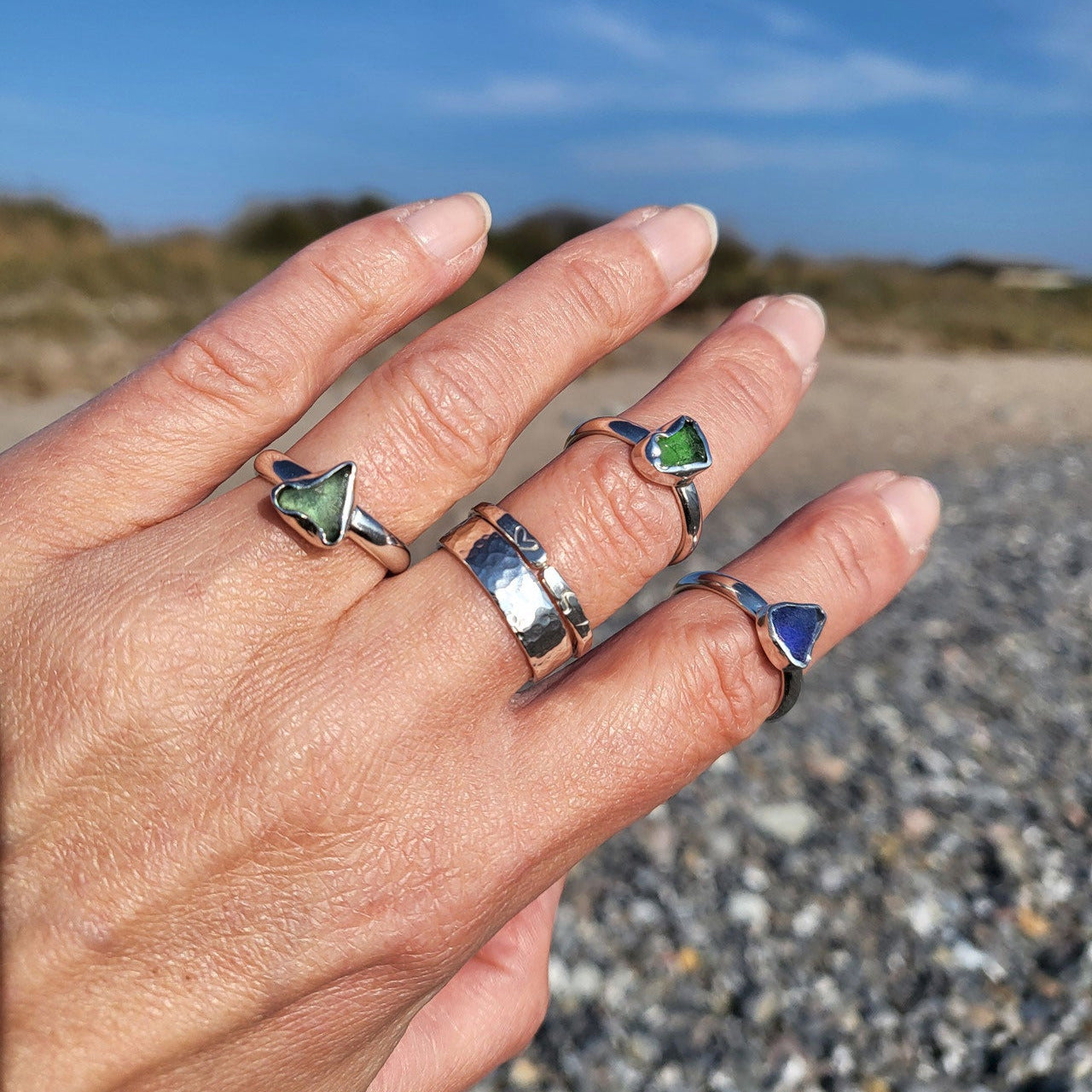 Zarter Silberring mit echtem Seeglas in strahlendem olivegrün - Handgefertigter Unikatschmuck aus 925 Sterling Silber