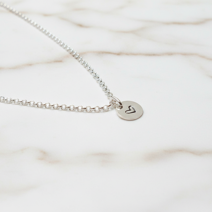 Personalisierte Handgefertigte Namenskette mit einem runden Silberplättchen