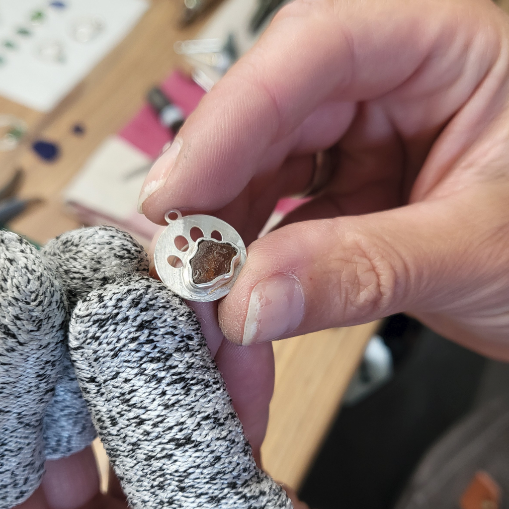 Pfoten-Anhänger aus Silber mit braunem Seeglas – Für Tierliebhaber, die das Meer und ihre Fellnasen lieben!