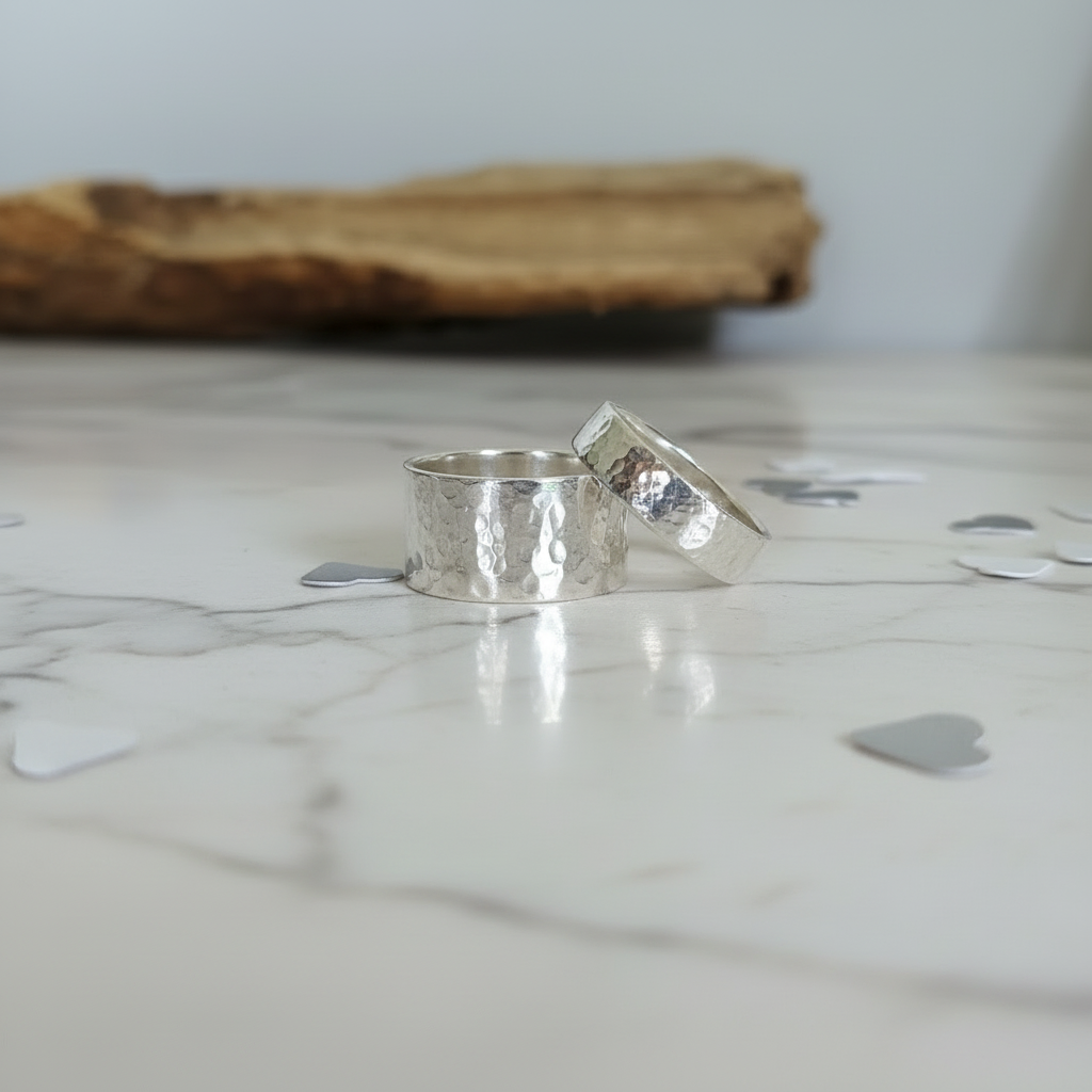 Partnerringe mit Gravur aus 935 Silber | Handgeprägt von Rügen