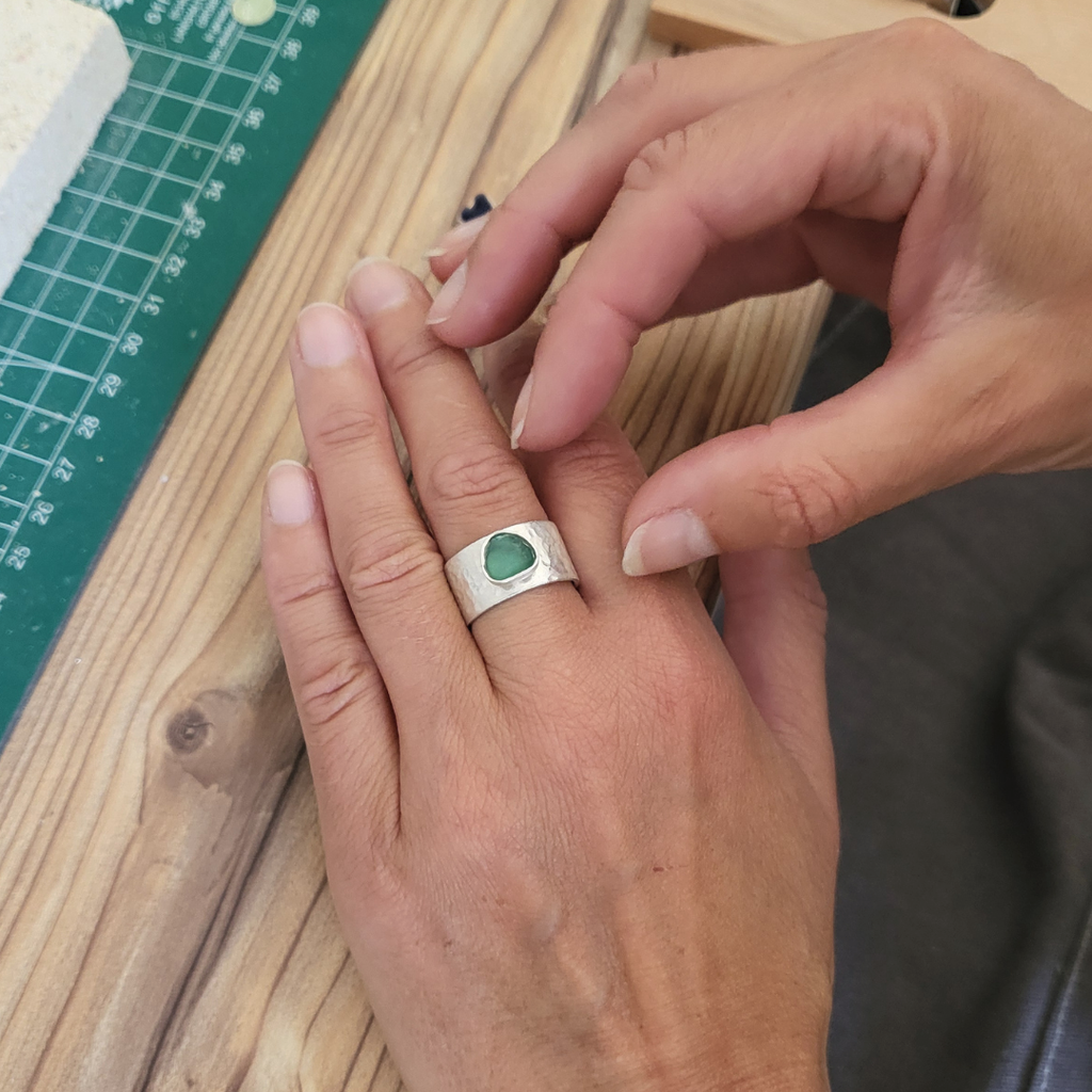 Handgefertigter Silberbandring mit Hammerschlag & Türkisem Seeglas - Unikat, personalisierbar
