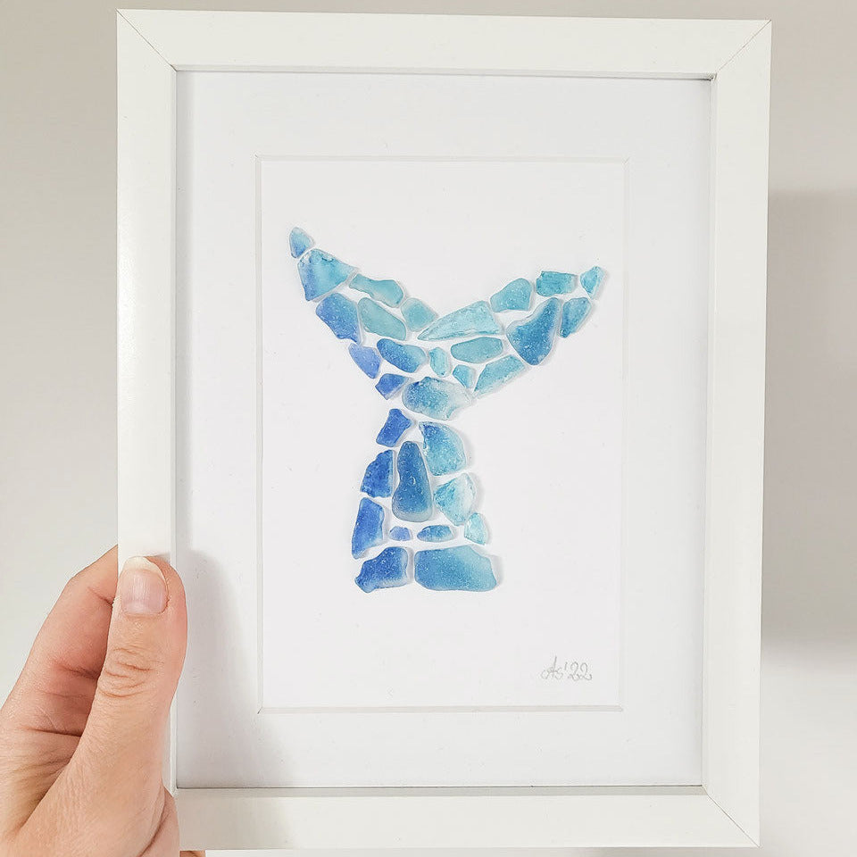 Einzigartiges Seeglasbild "Batik Flosse" - Handgefärbtes Ostseeglas in nachhaltigem Rahmen