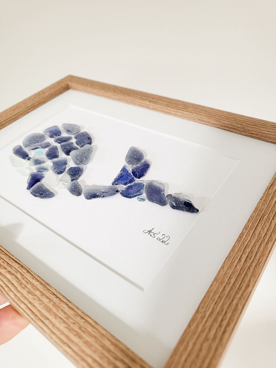 Seeglasbild batik Wal "Wählii" - mit echtem Seeglas aus der Ostsee, das gefärbt worden ist