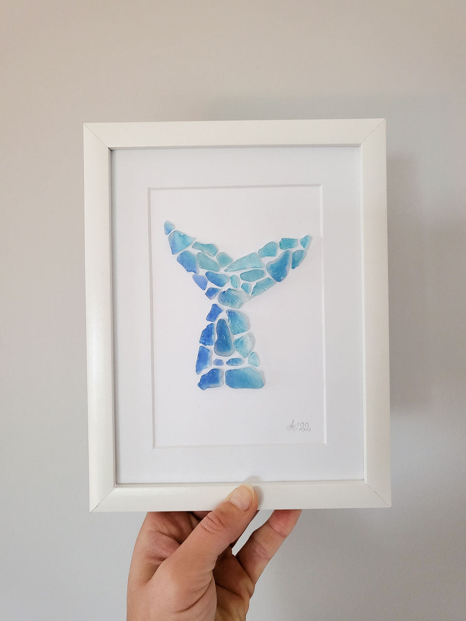 Einzigartiges Seeglasbild "Batik Flosse" - Handgefärbtes Ostseeglas in nachhaltigem Rahmen