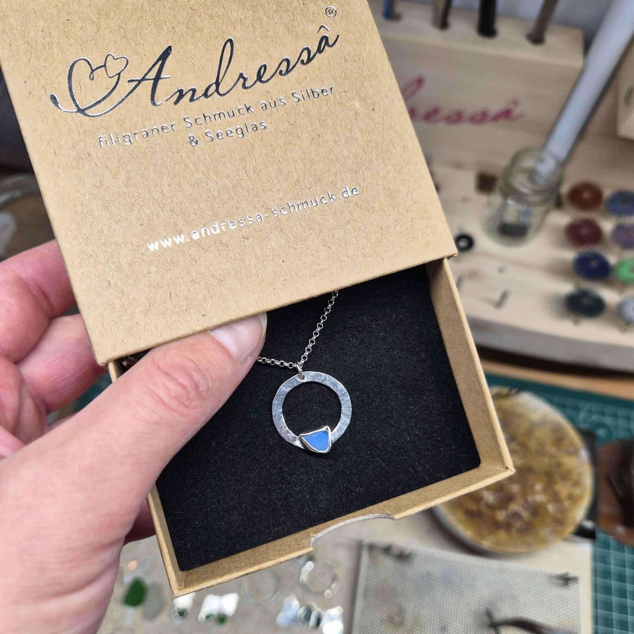 Anhänger mit gehämmertem Kreis und strahlendem Seeglas – Handgefertigter Meeres-Schmuck