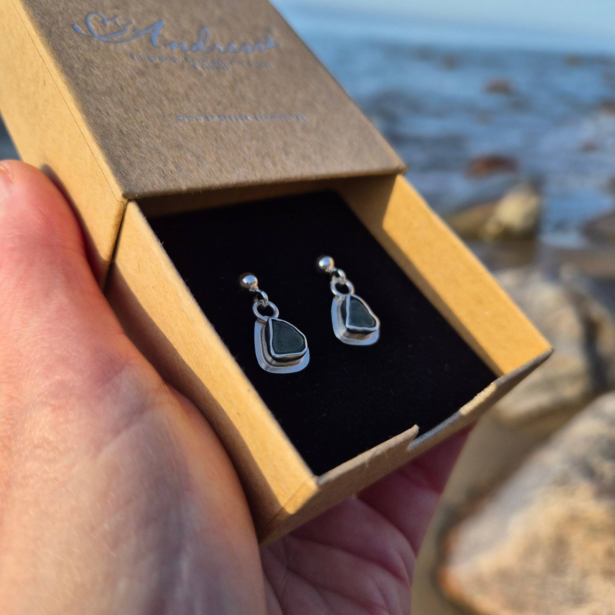 Ohrstecker Silber mit Seeglas - Handgeschmiedet auf Rügen