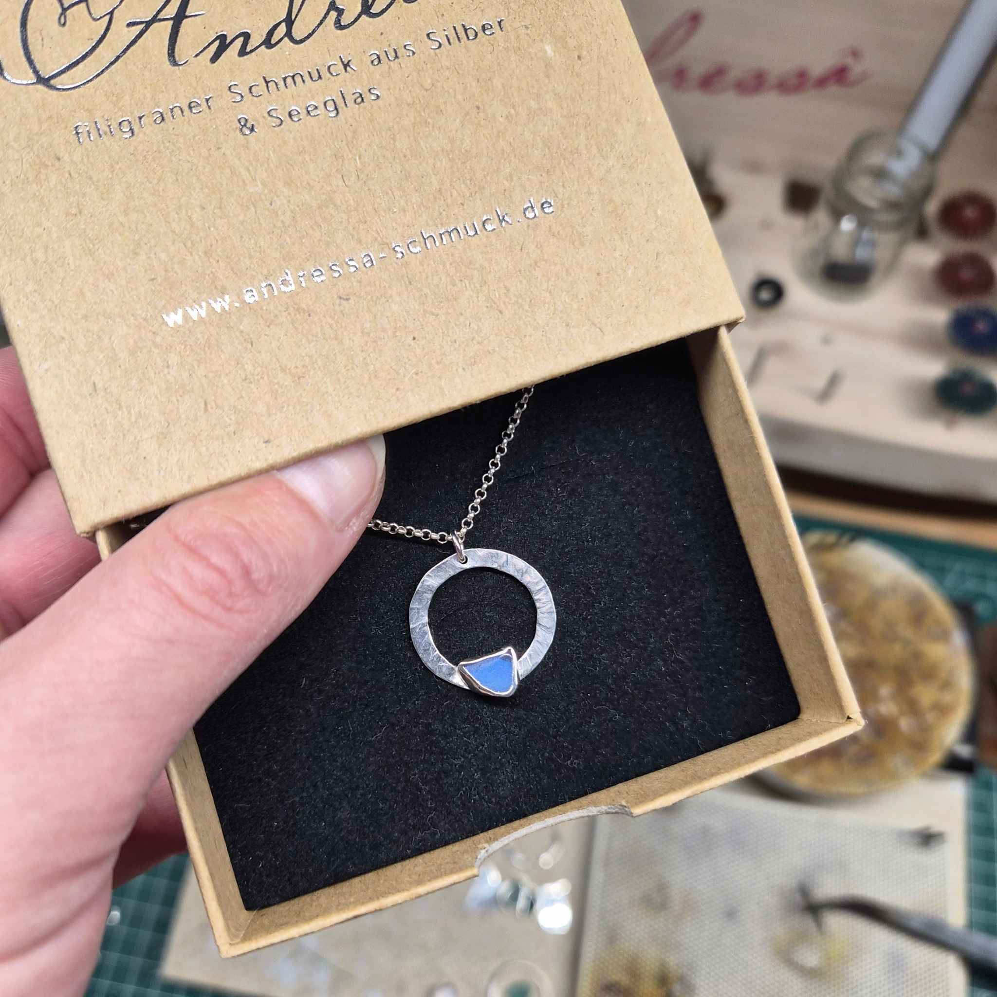 Anhänger mit gehämmertem Kreis und strahlendem Seeglas – Handgefertigter Meeres-Schmuck