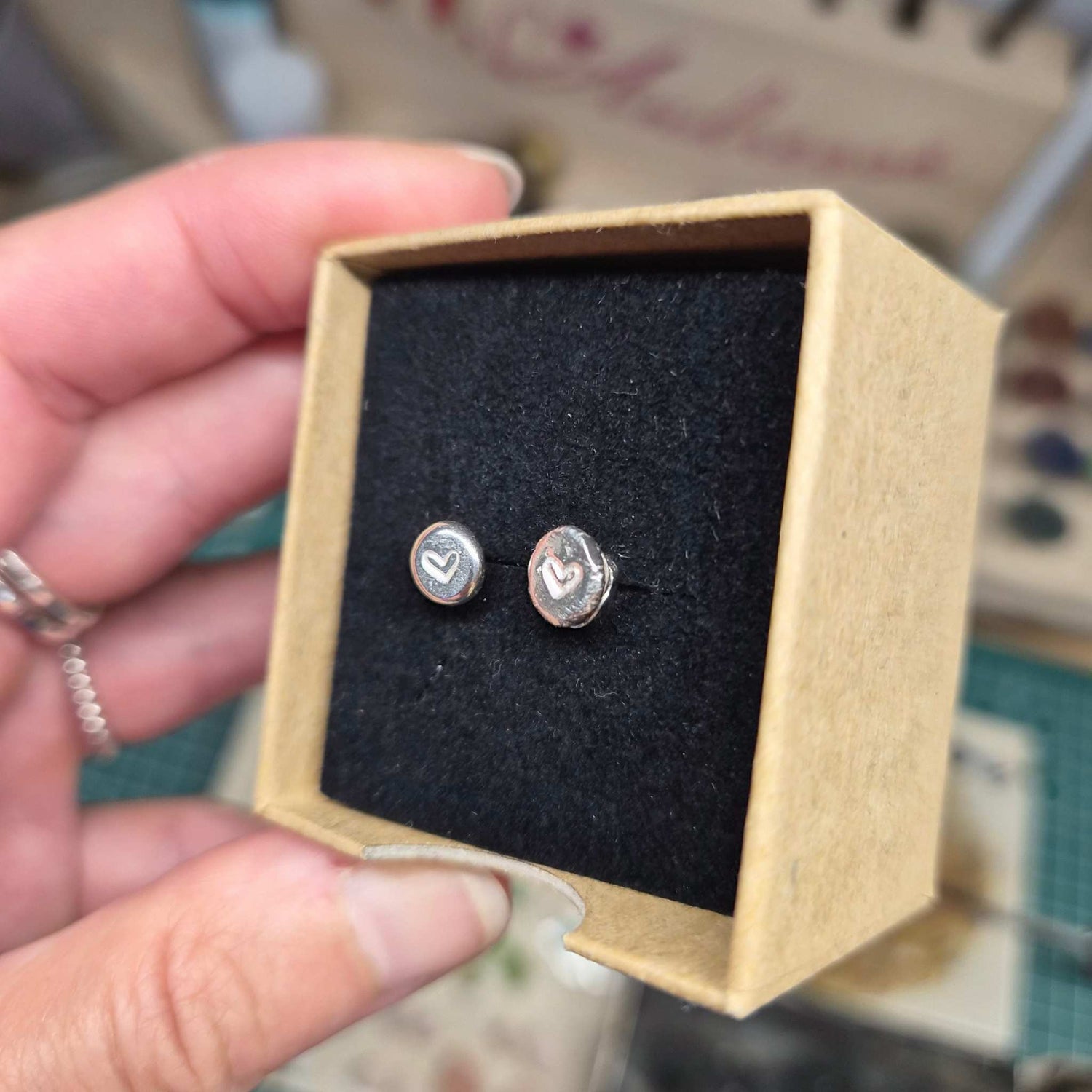 Was du auf Schmuck prägen lassen kannst: Ideen für Namen, Daten und Symbole andressa schmuck