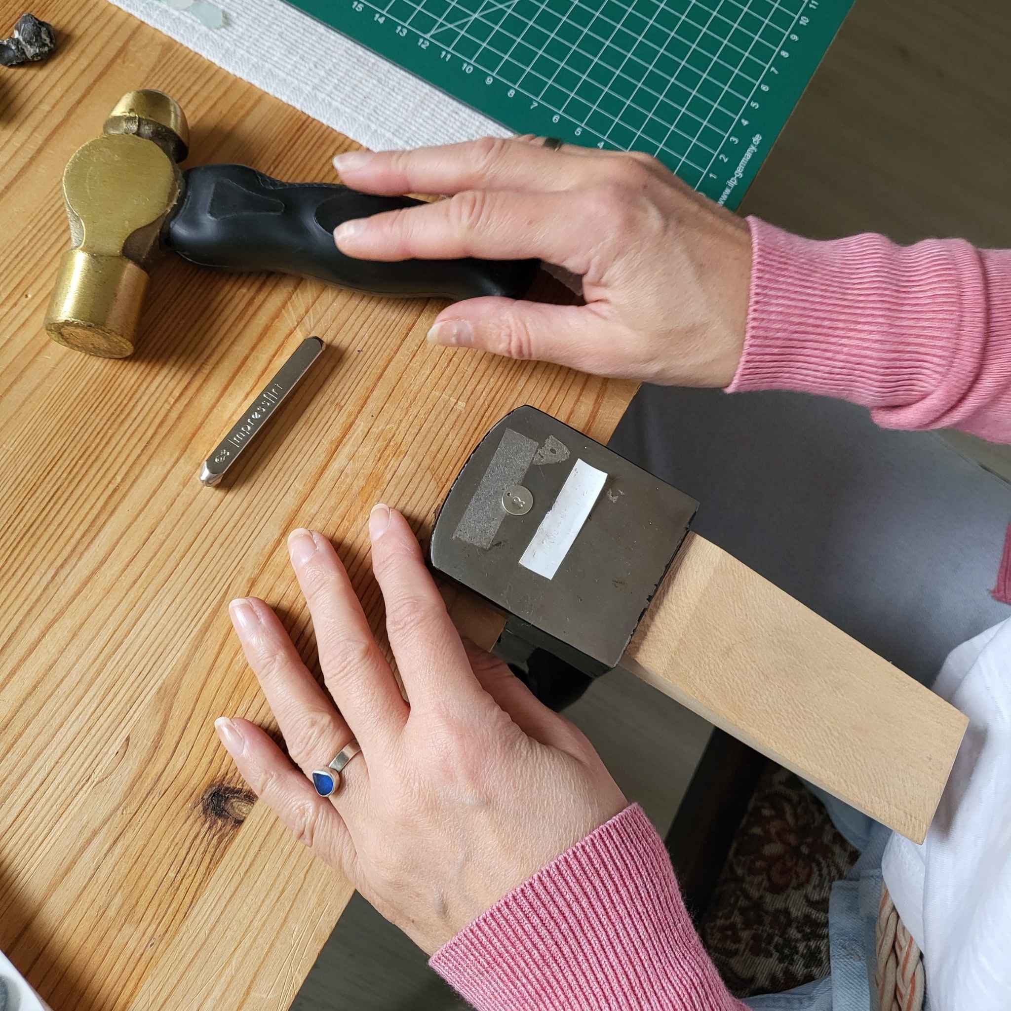 Handpraegung vs Lasergravur andressa schmuck ruegen