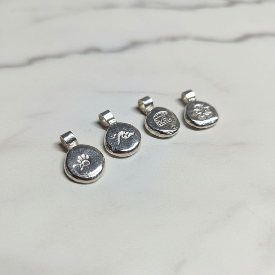 Welches Symbol passt zu mir 5 Symbole und ihre Bedeutung andressa schmuck herz Stern unedlichkeitszeichen pfote welle camper hibiskusblüte kettenanhänger recyceltes silber