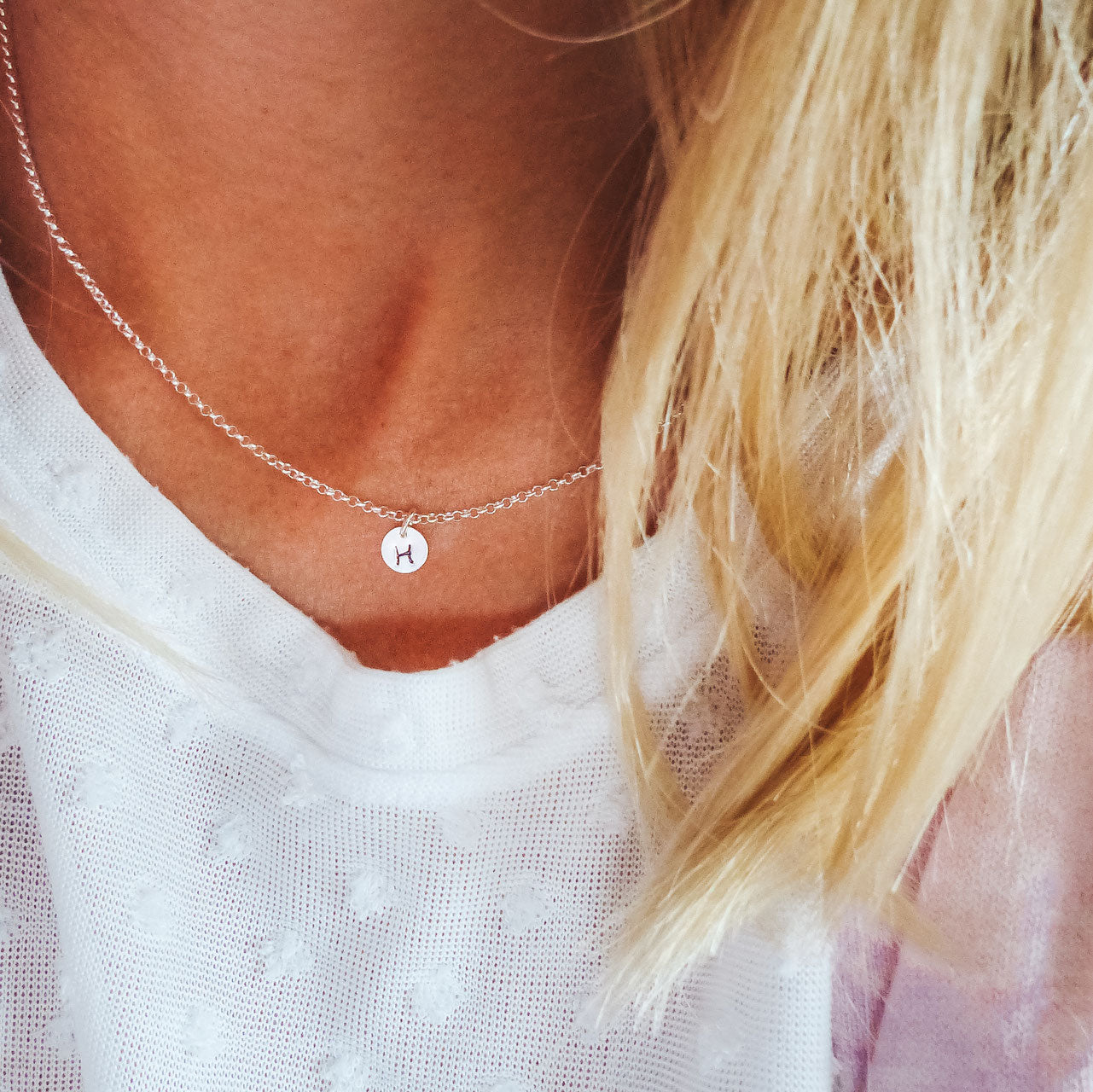 Die Kunst der Individualität: Wie handgefertigter Silberschmuck mit individuellen Plättchen deine Persönlichkeit unterstreicht