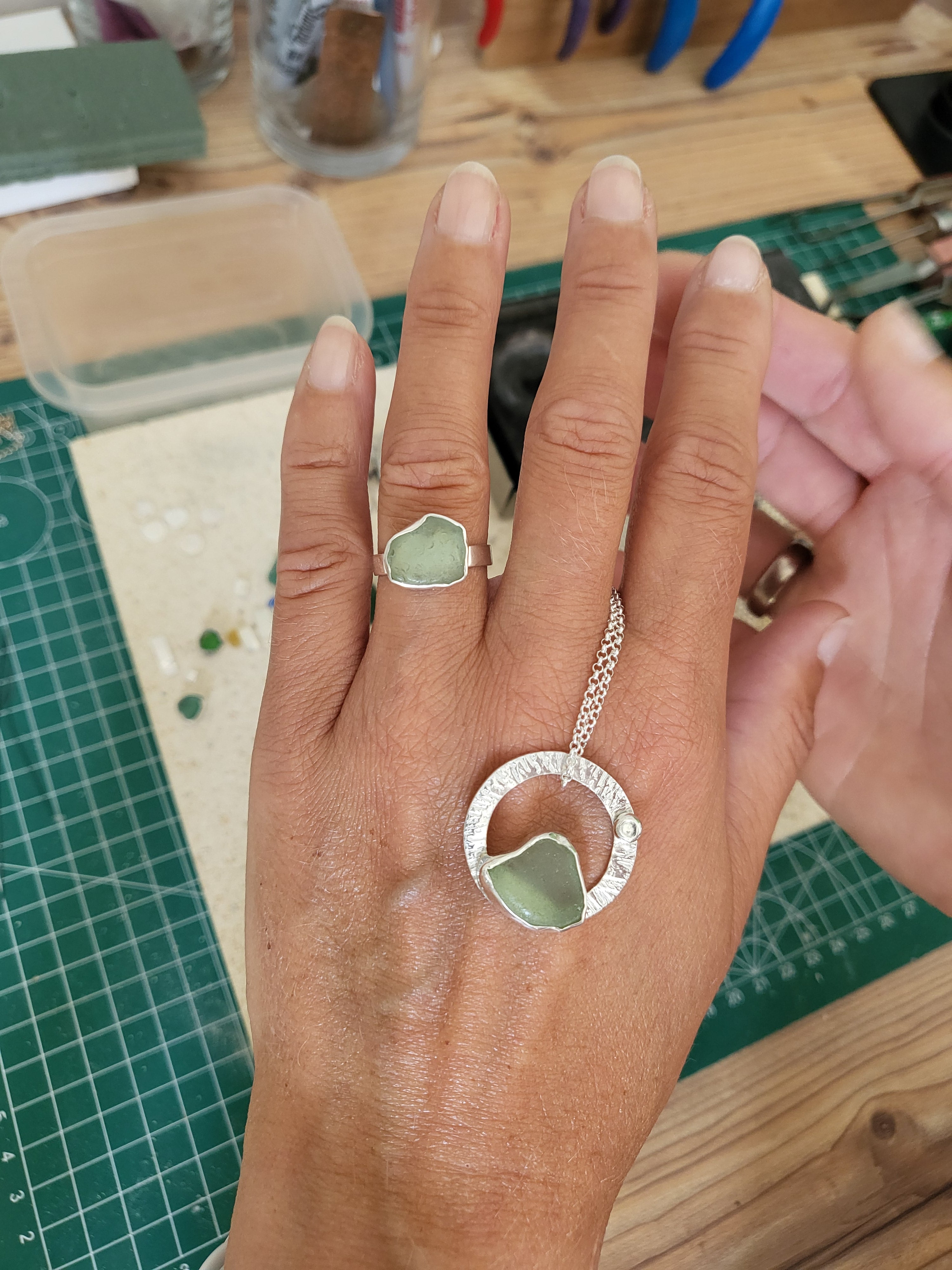 Bergpanorama mit leuchtender Sonne aus Silber und Seeglas von Rügen – ein Schmuckstück Küstenliebe nur für dich!