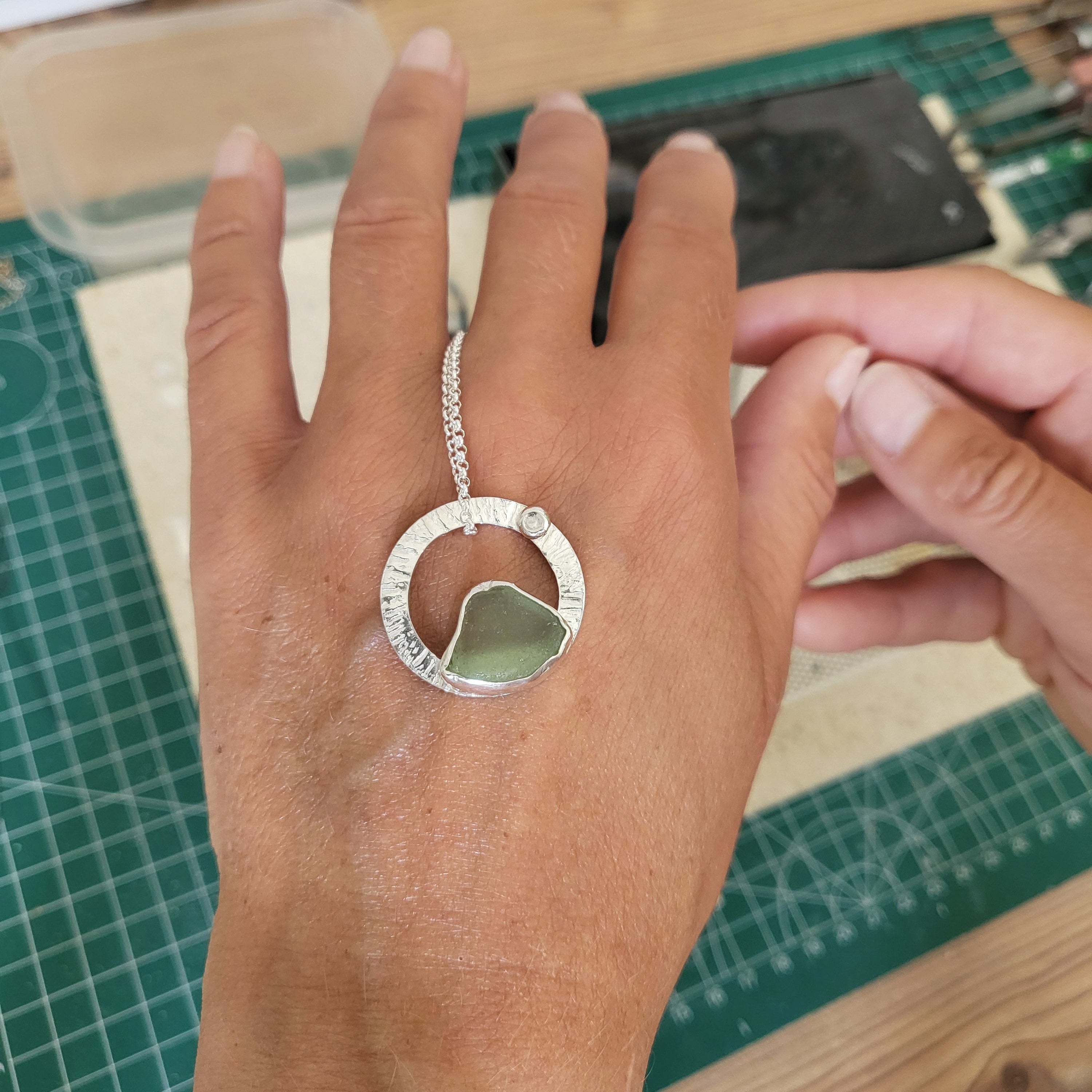 Bergpanorama mit leuchtender Sonne aus Silber und Seeglas von Rügen – ein Schmuckstück Küstenliebe nur für dich!